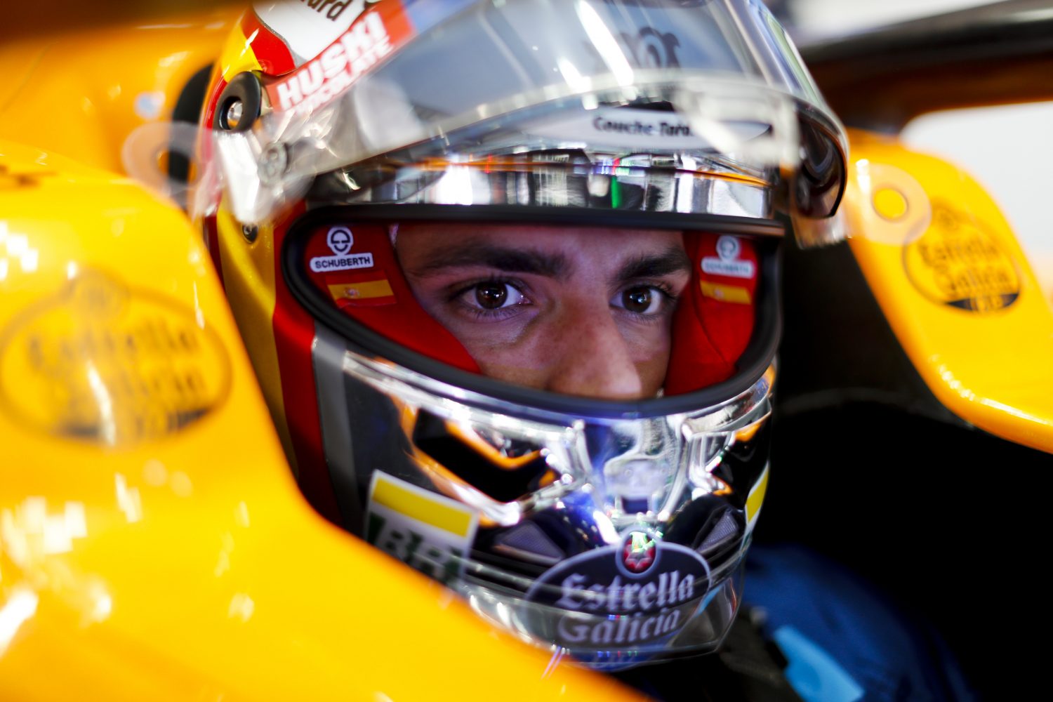 Sainz bestraft en pitsstart voor Magnussen: twee plekken winst voor Verstappen