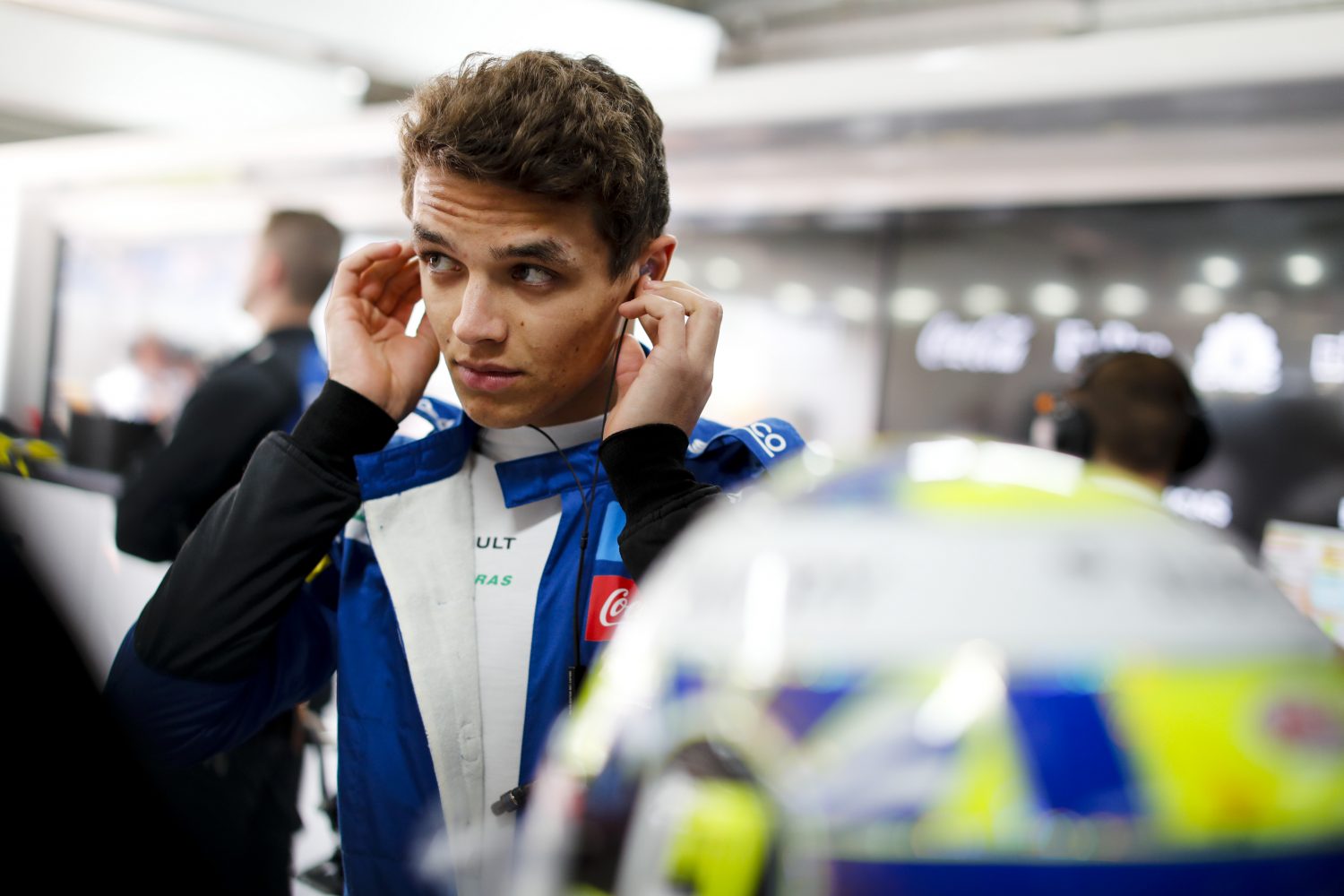 Norris reed met halve stuurbekrachtiging: ‘De elleboog tegen de cockpit aan’