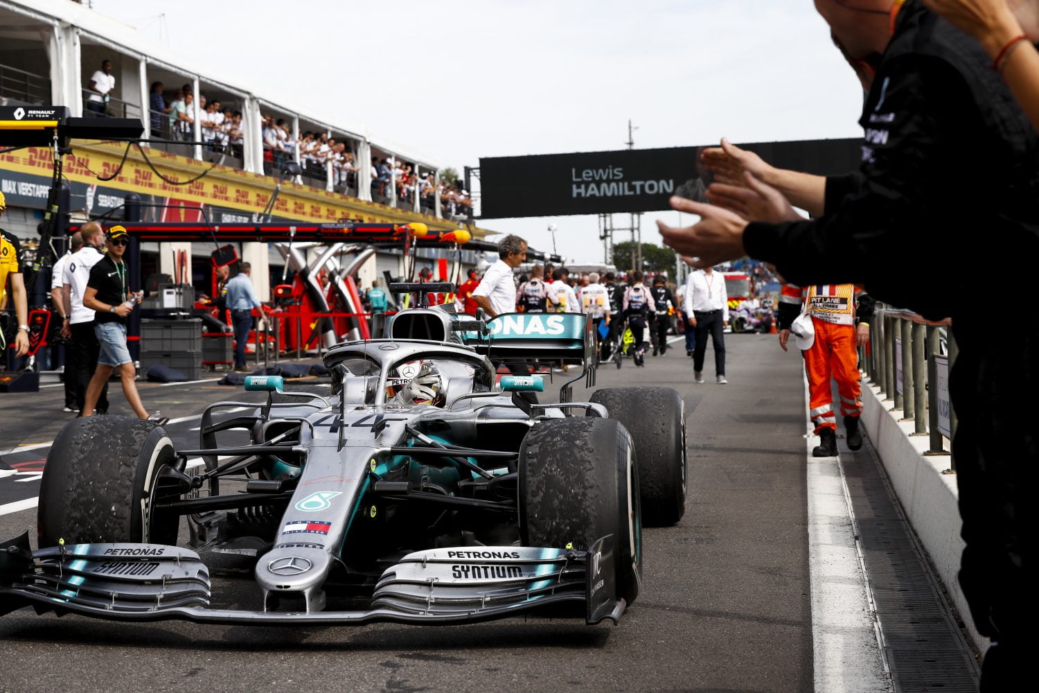 Paddockpraat: Straf voor Ricciardo, Mercedes viert tiende overwinning op rij