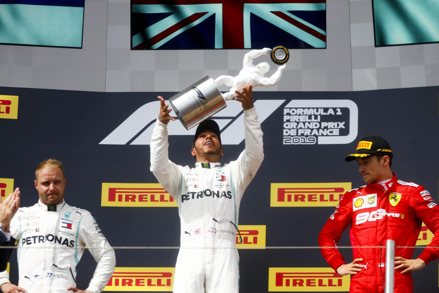 Hamilton domineert Franse Grand Prix, zesde één-twee voor Mercedes