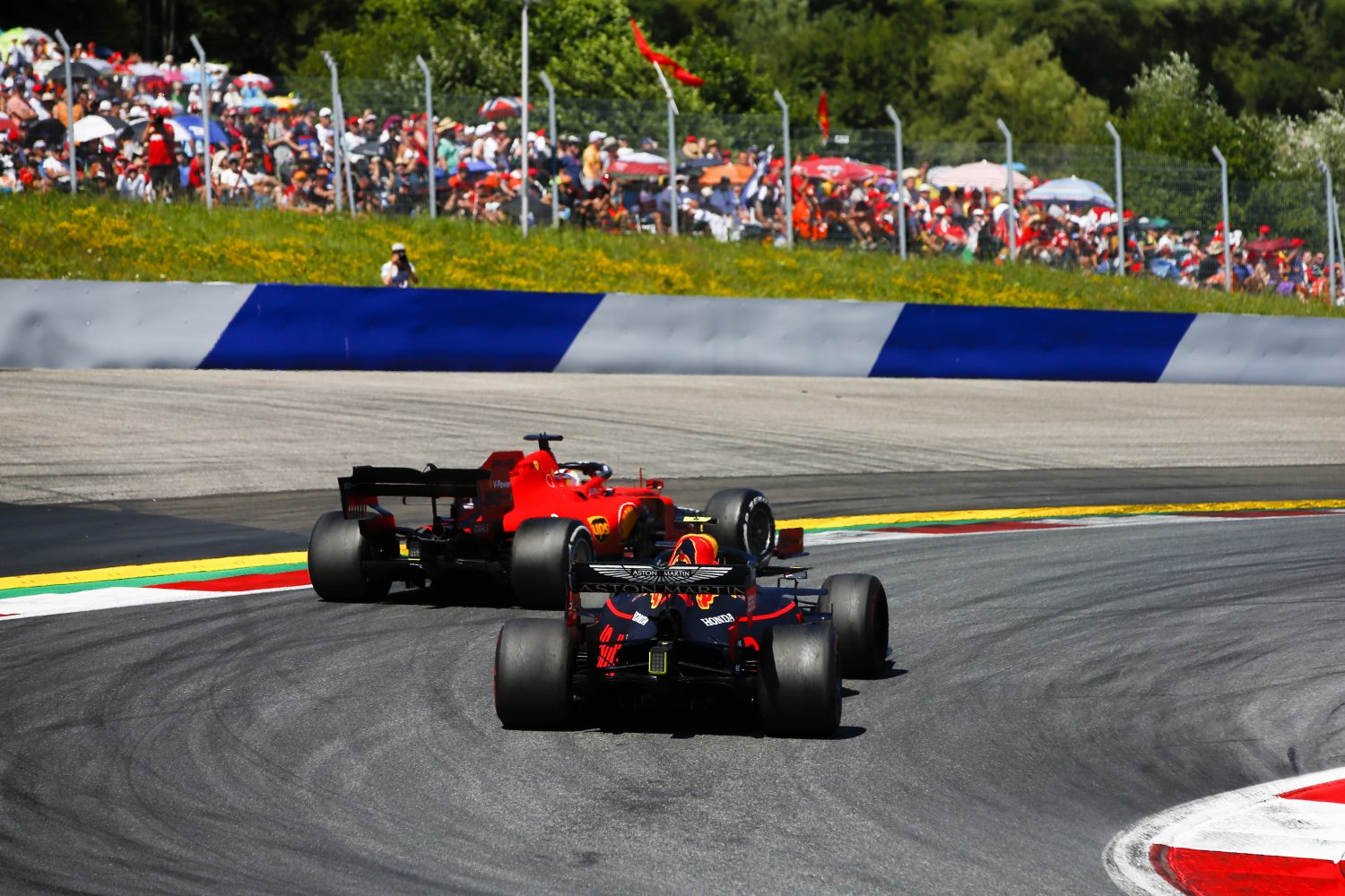 Verstappen is verder dan Leclerc. 