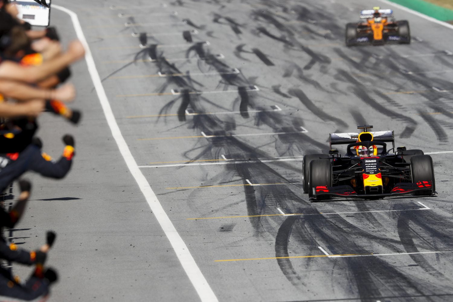 Verstappen over seizoenstart in Oostenrijk: ‘Ons thuiscircuit, dat motiveert enorm’