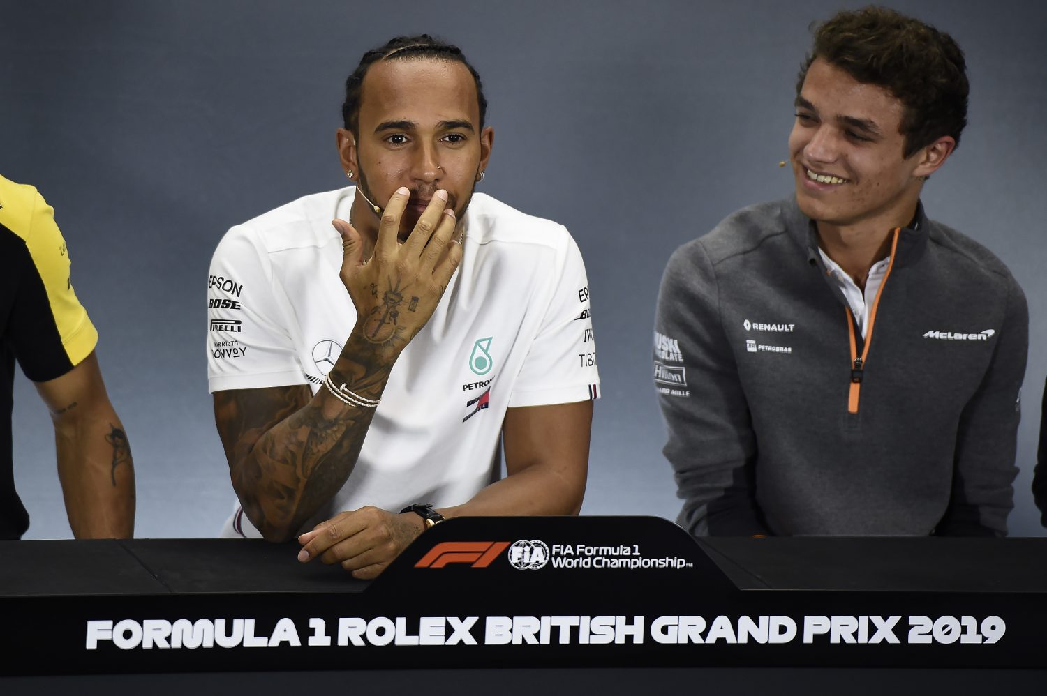 Norris roept Hamilton op om in de Formule 1 te blijven: ‘Ik ga graag het gevecht met hem aan’