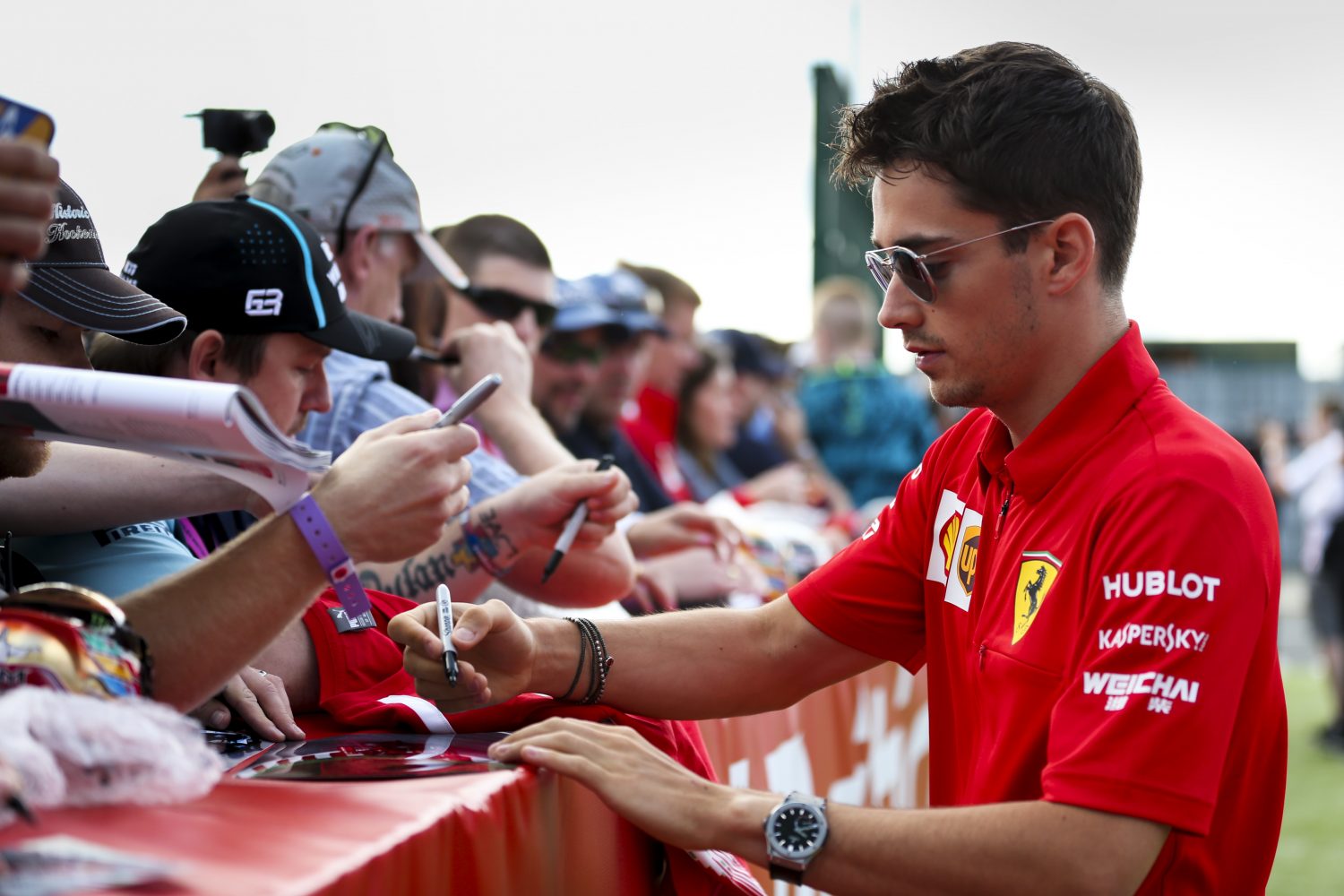 Leclerc trekt lessen uit manoeuvre Verstappen: ‘Ik ga ook agressiever rijden’