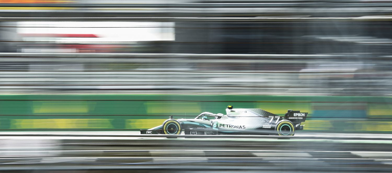 VT2: Wind en asfalt blijven coureurs parten spelen, Bottas rijdt snelste tijd