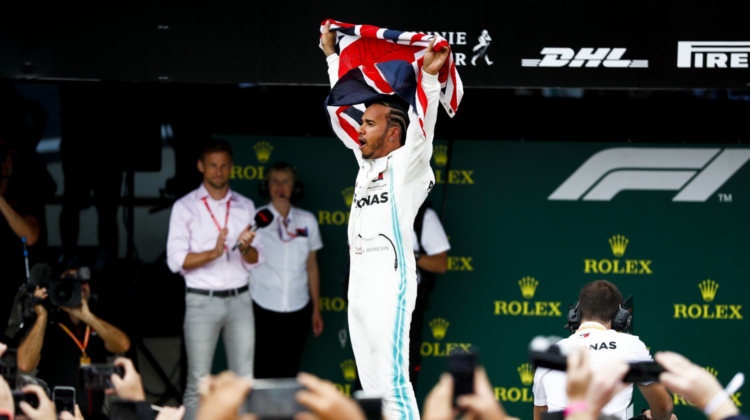 Lewis Hamilton wint spectaculaire Britse Grand Prix, Verstappen op P5 na touché met Vettel