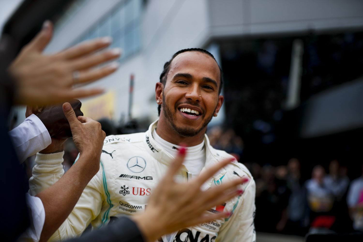 Hamilton extatisch na recordzege: ‘Voor het thuispubliek en familie, het is een eer’