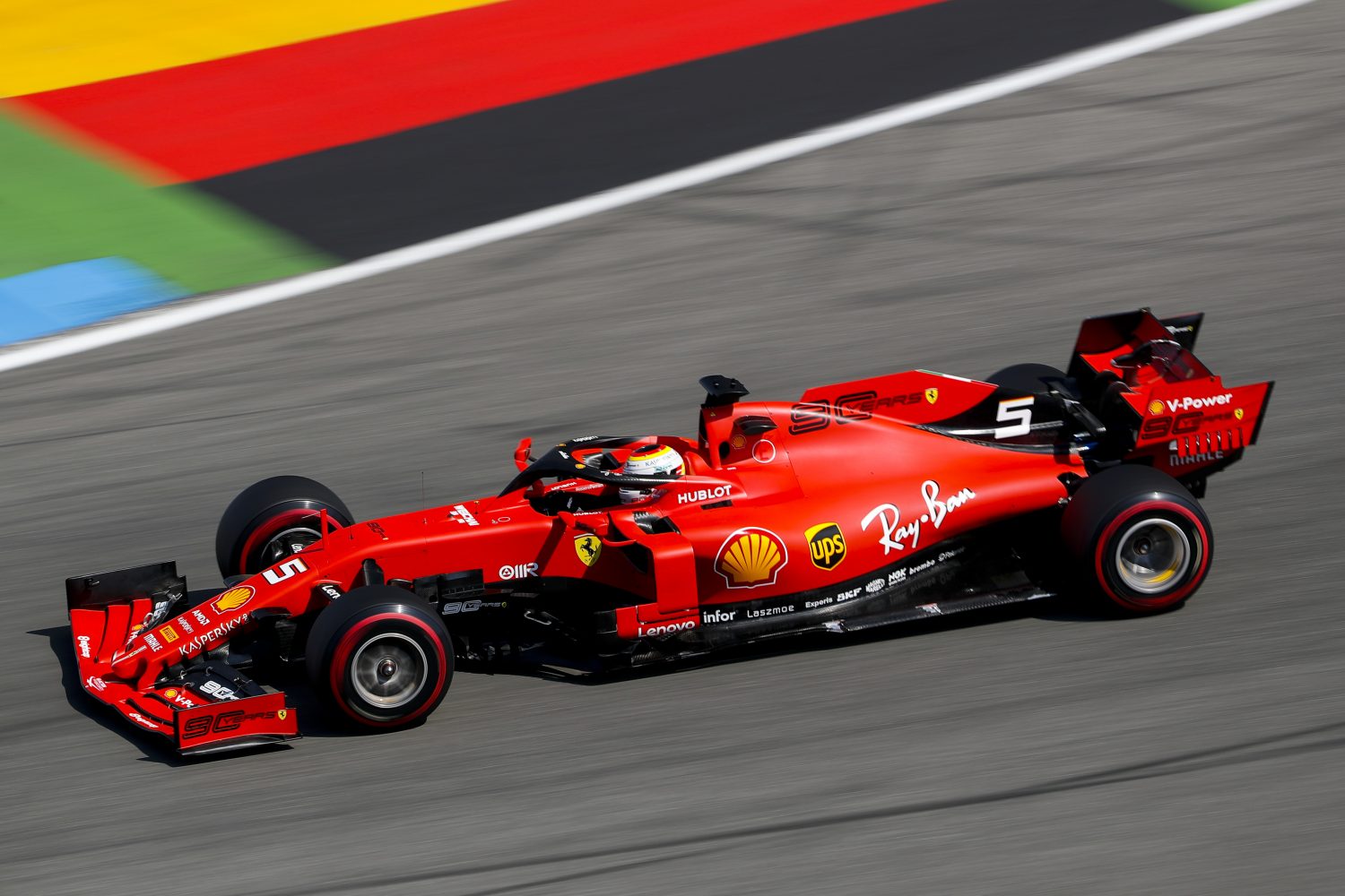 VT1: Vettel noteert snelste tijd op bloedheet Hockenheim, kort probleem voor Magnussen