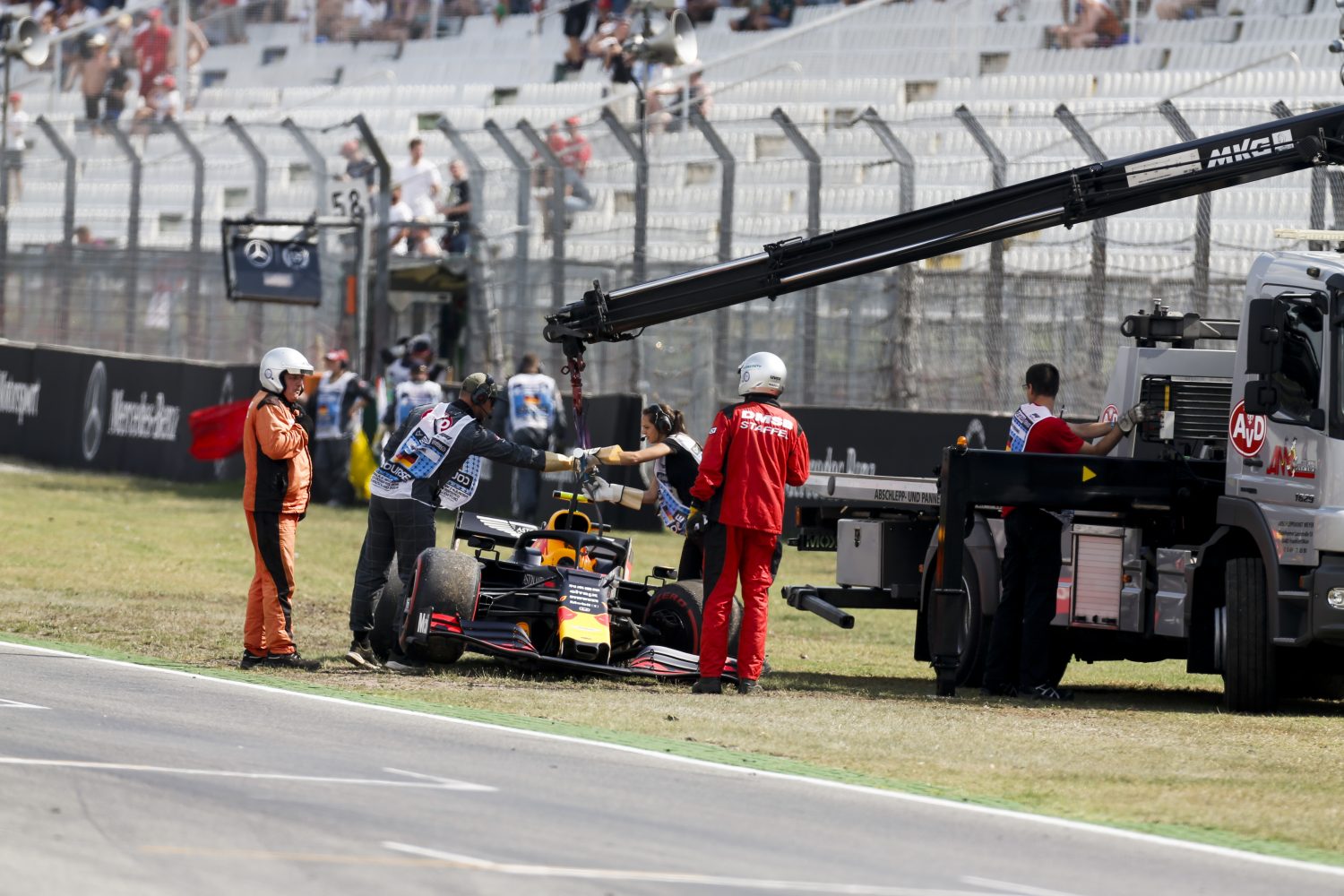 VT2: Gasly crasht, probleem Verstappen en Leclerc leidt in warmste sessie van het seizoen