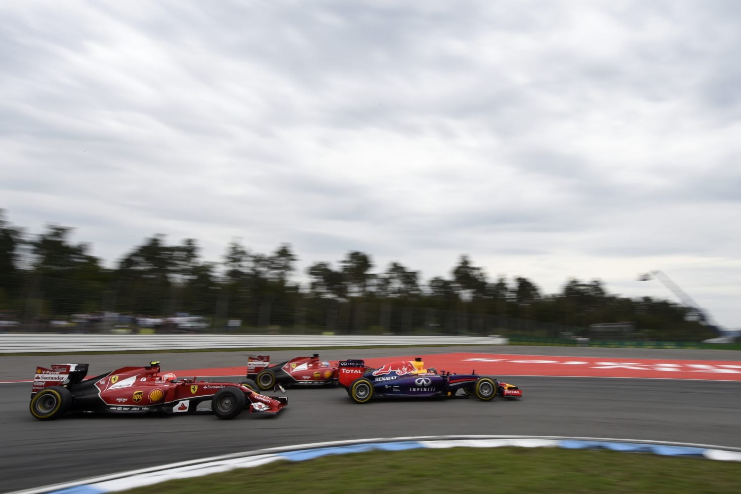 Door de lens van Peter: Vettel achtervolgd door jagende Ferrari’s