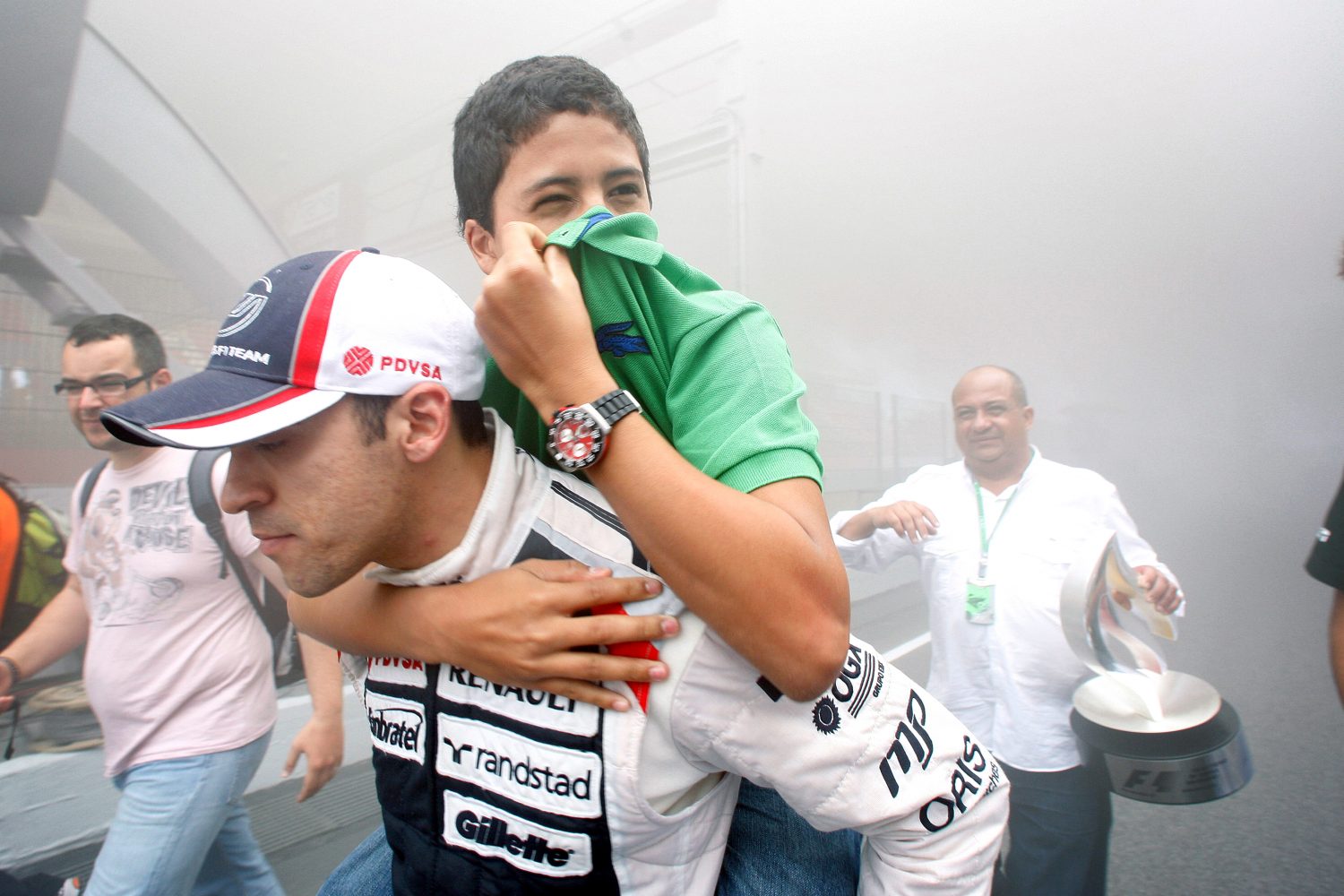 Door de lens van Peter: Flinke brand in Williams-garage na zege Pastor Maldonado