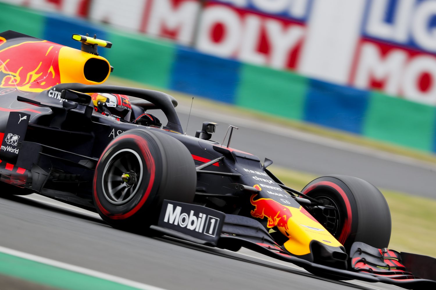 VT2: Red Bulls bovenaan in verregende sessie, flinke crash Albon