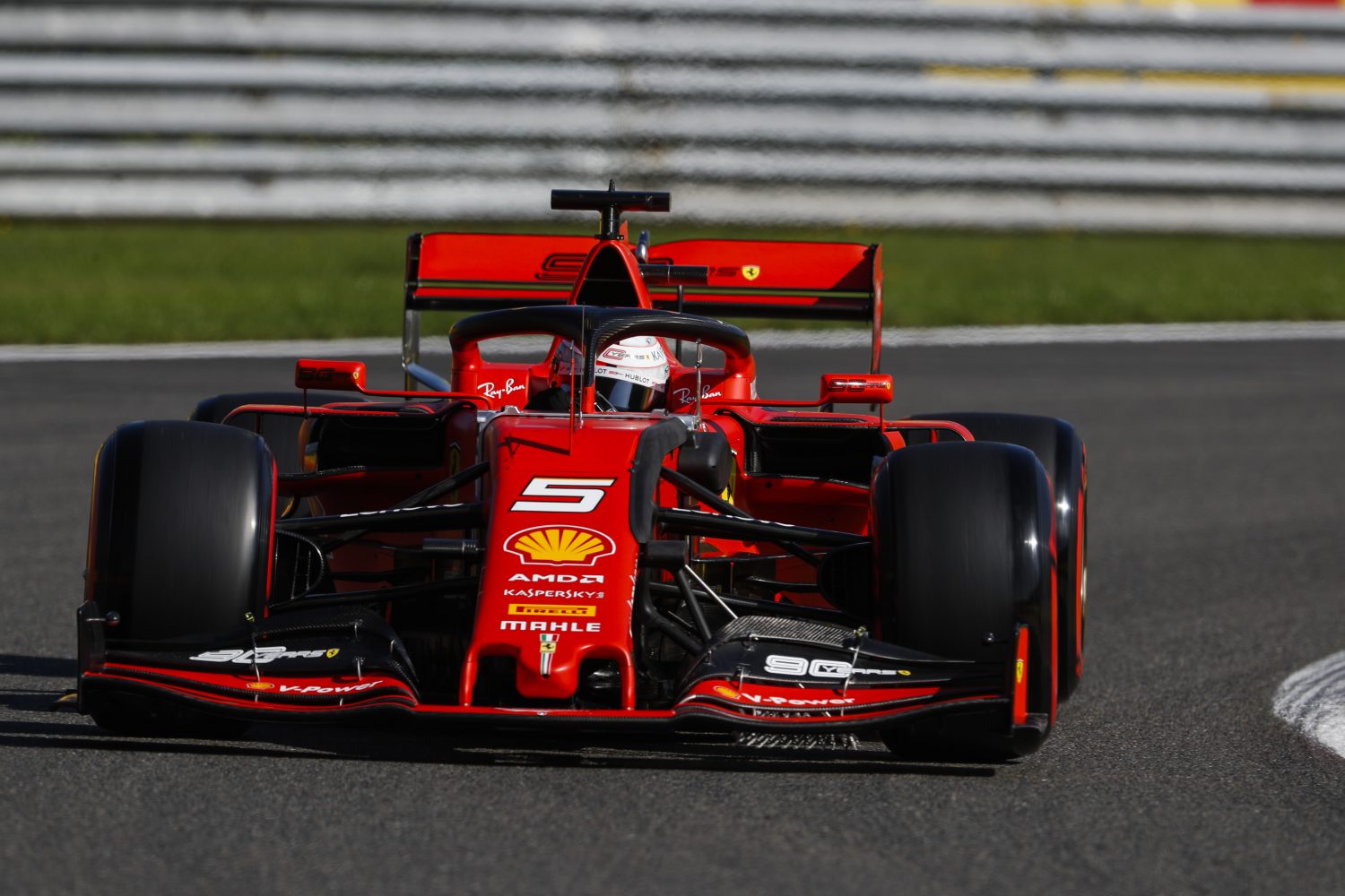 VT1: Vettel begint tweede seizoenshelft als snelste, motorproblemen voor Hamilton