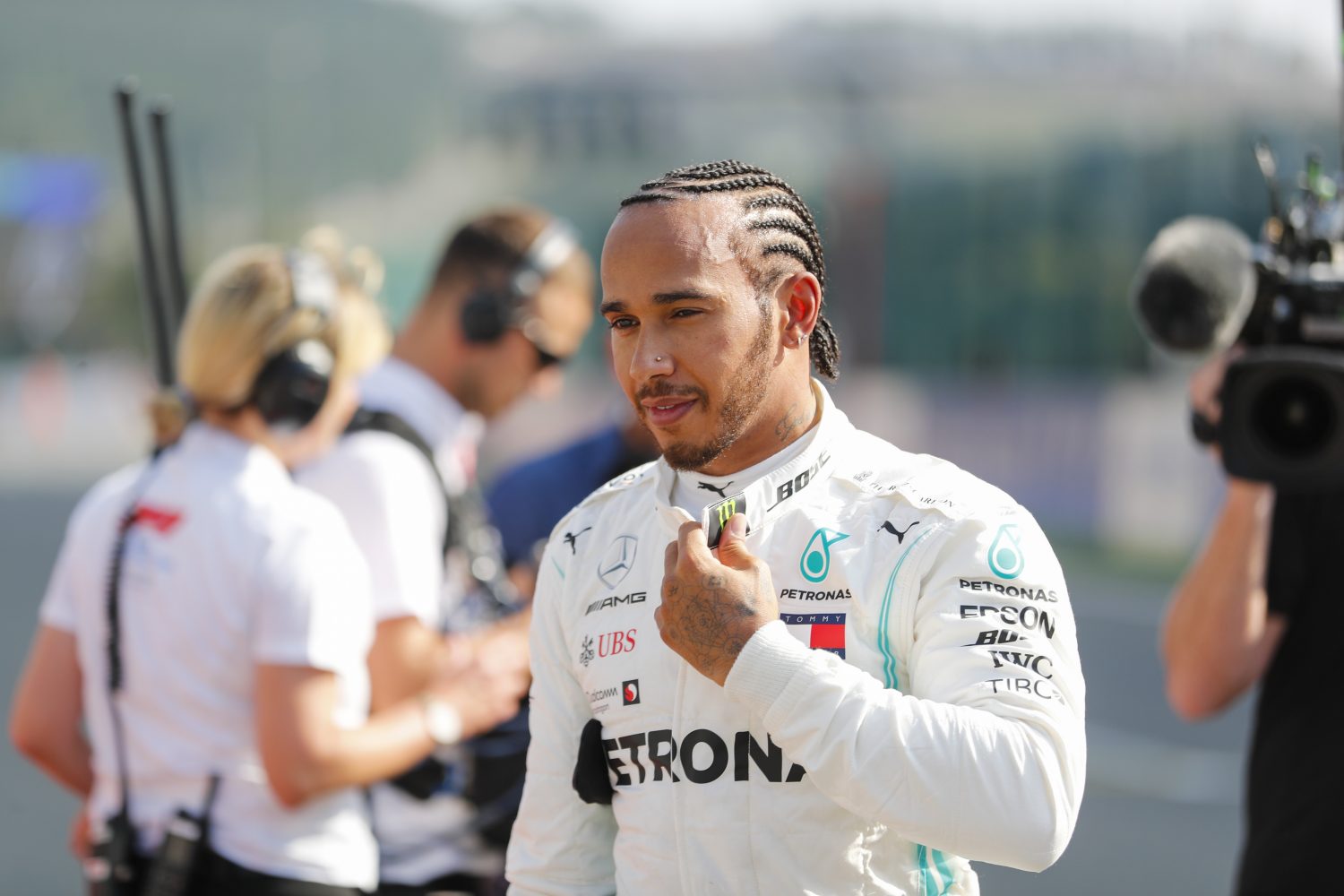 Hamilton hekelt juichende fans bij crash: ‘Besef dat racen serieus gevaarlijk is’