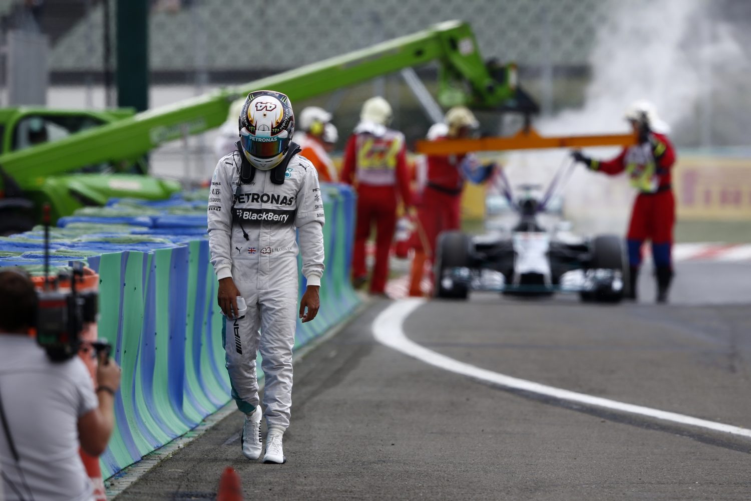 Door de lens van Peter: Het zeldzame beeld van Hamilton en een rokende Mercedes