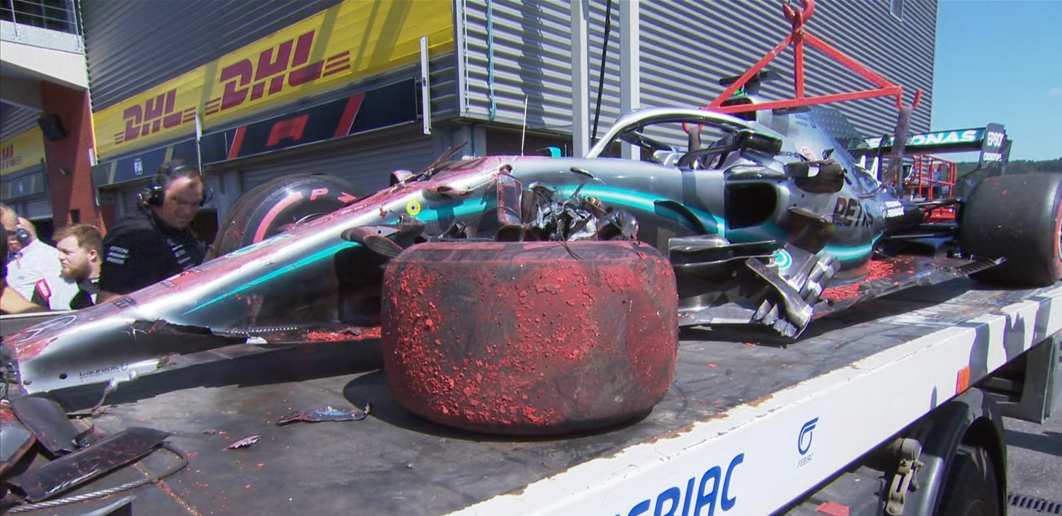 Kampioenschapsleider Hamilton in de problemen na crash in derde vrije training