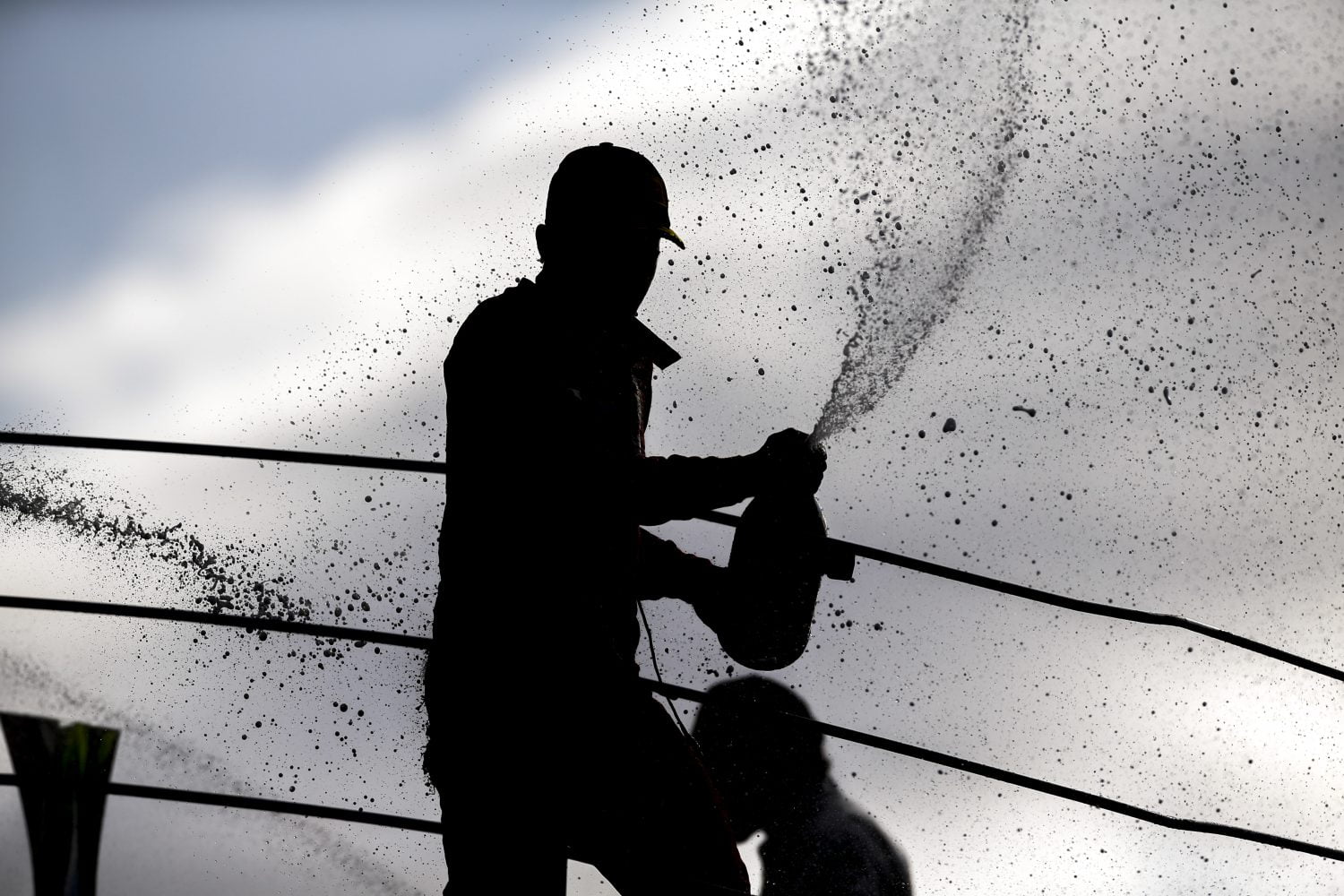 Door de lens van Peter: Bijna mythische champagnedouche van Charles Leclerc op Monza