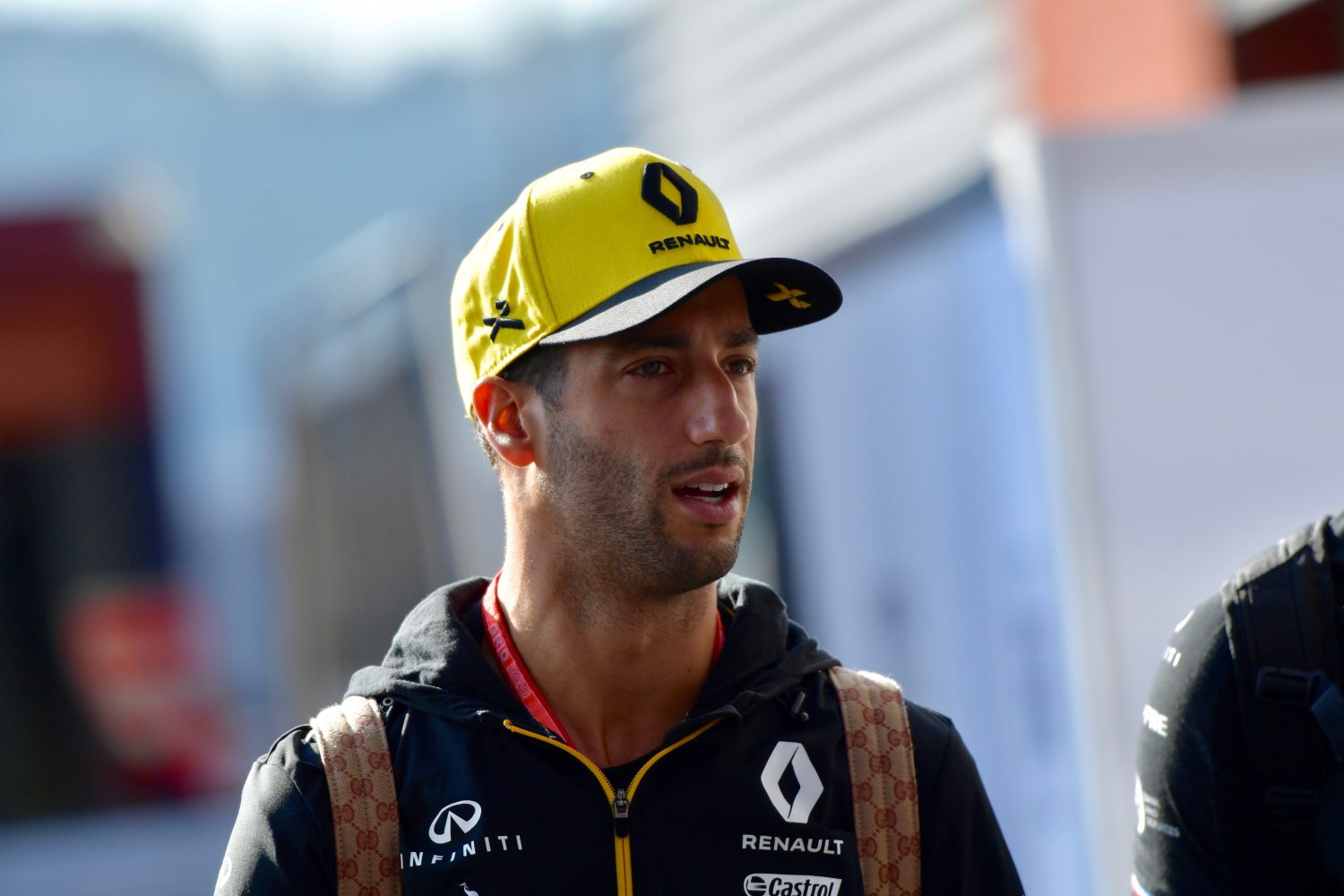 Ricciardo ook niet blij met juichende fans bij crash Hamilton: ‘Lijken wel kinderen’