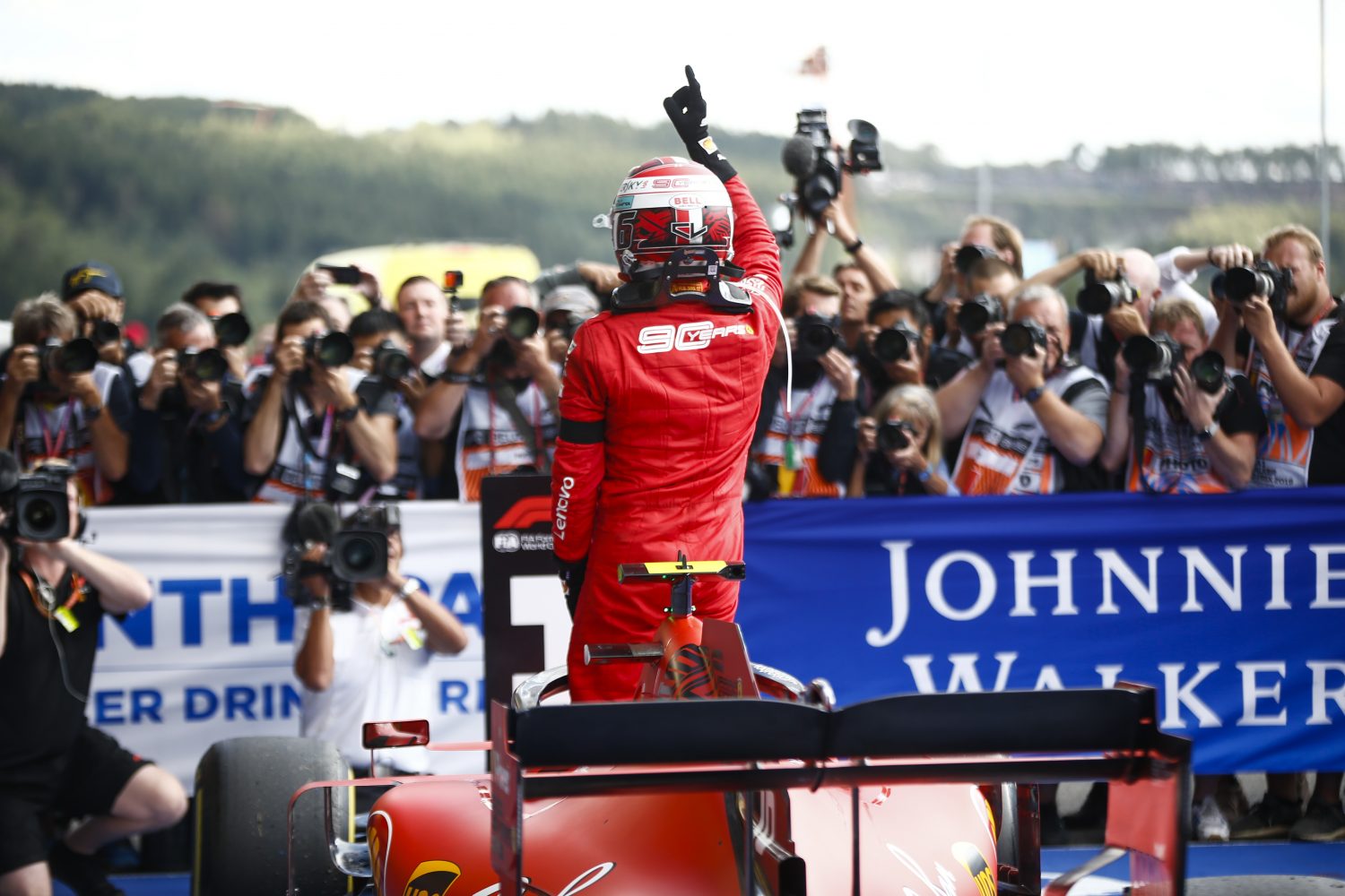 Leclerc draagt eerste overwinning uit zijn carrière op aan Anthoine Hubert