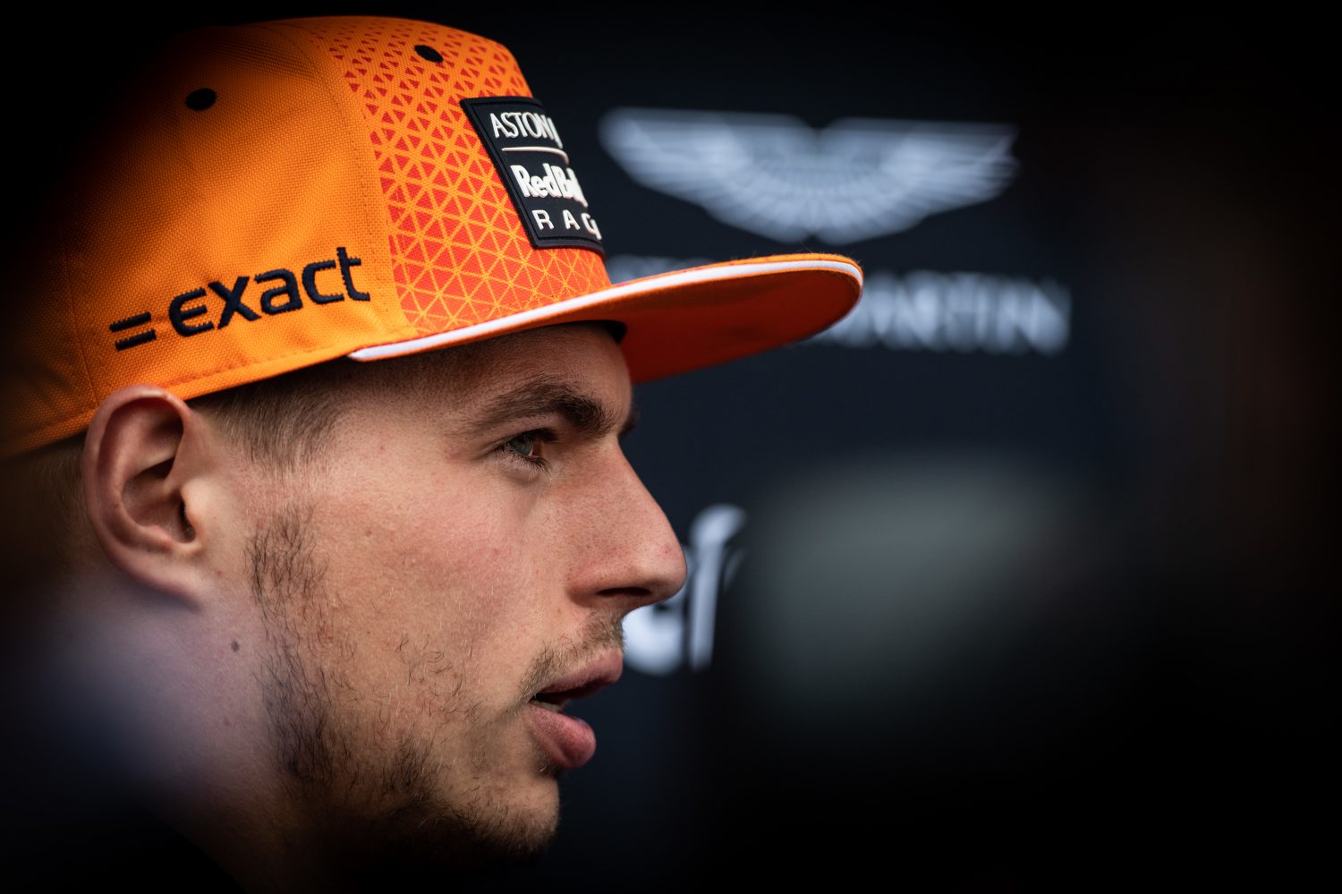 Verstappen wacht weersvoorspelling in alle rust af: ‘Hoop op nat!’