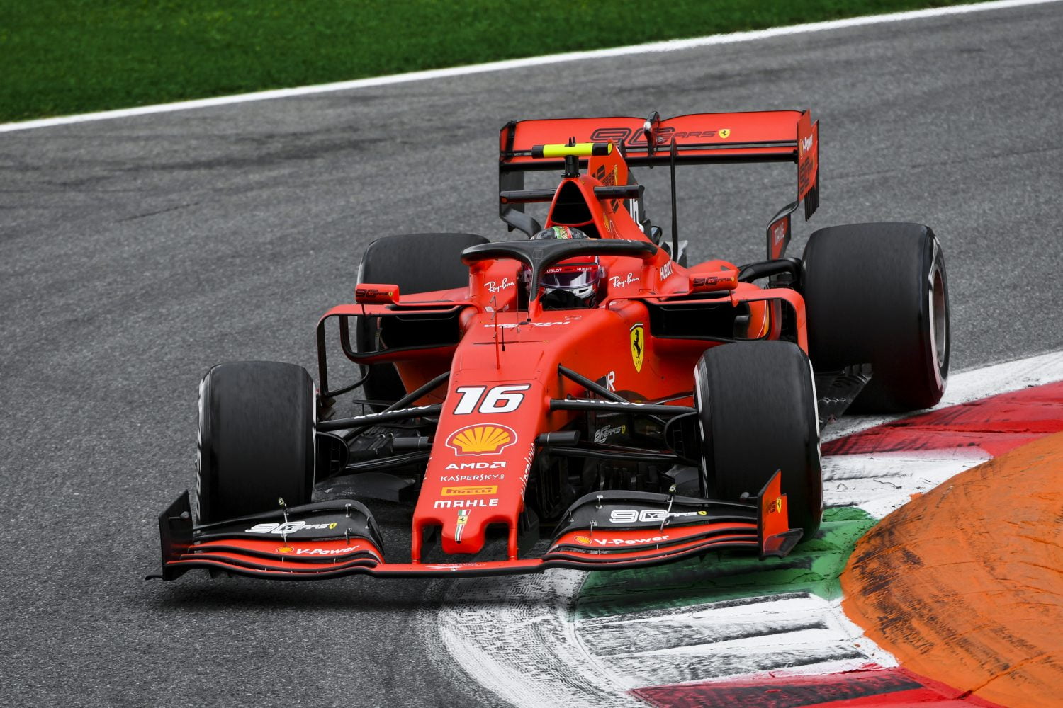 VT2: Leclerc opnieuw de snelste, Verstappen vijfde onder wisselvallige omstandigheden
