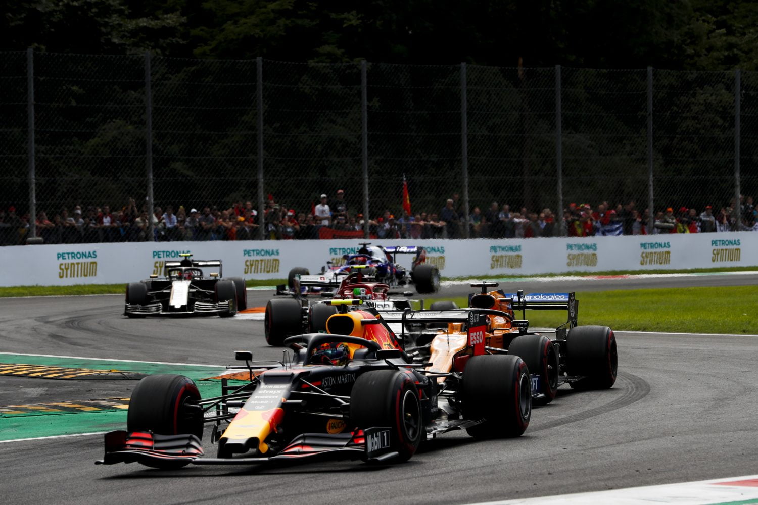 Albon: ‘Happy met de pace, maar een rommelige race’