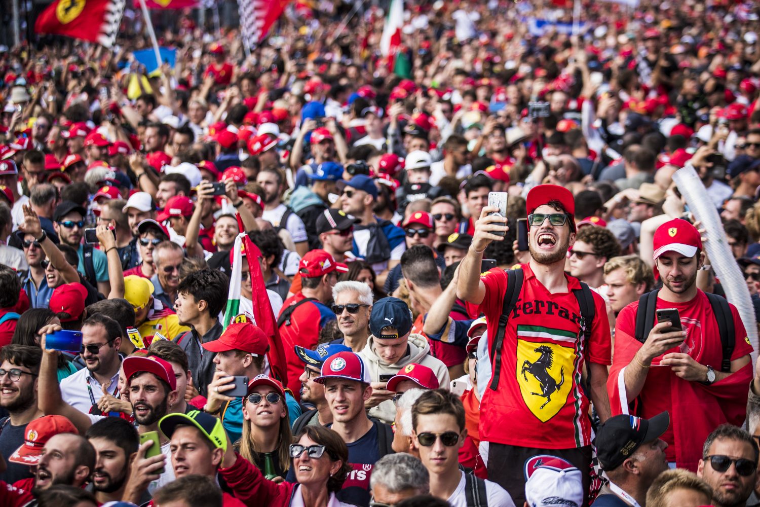 In beeld: Tienduizenden tifosi vieren langverwachte thuiszege Ferrari