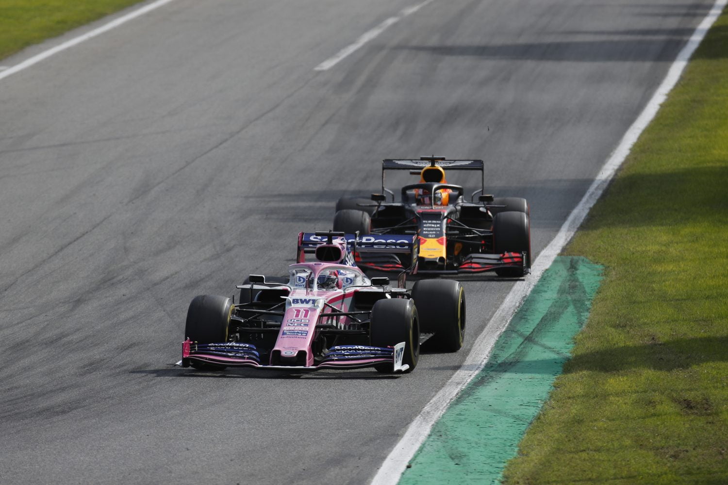Waarom Verstappen niet voorbij Pérez kon komen: ‘Probleem met de toerenbegrenzer’
