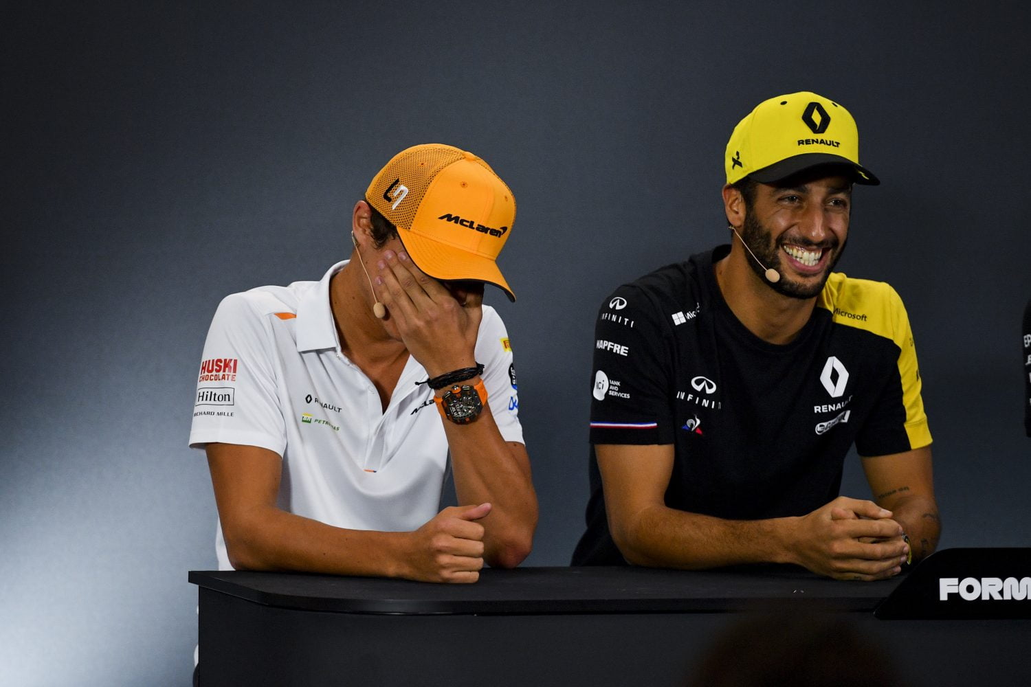 Video: Norris krijgt tranen van het lachen nadat hij Verstappen in muur duwt tijdens simrace