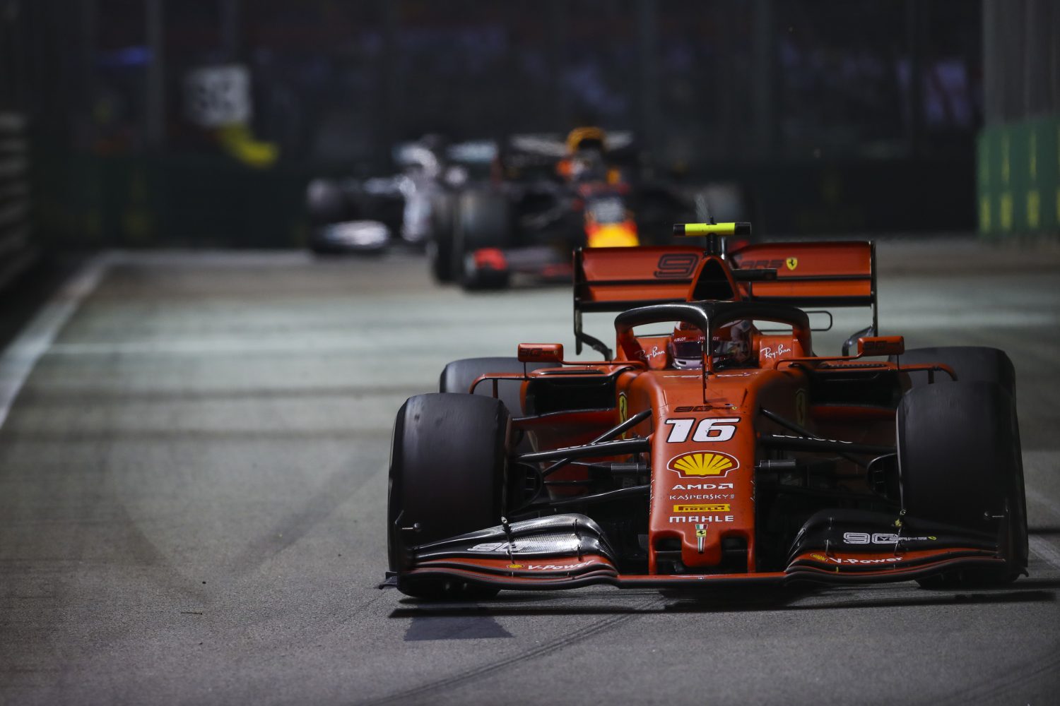 Leclerc begrijpt keuze van Ferrari: ‘In de auto was het gewoon frustrerend’