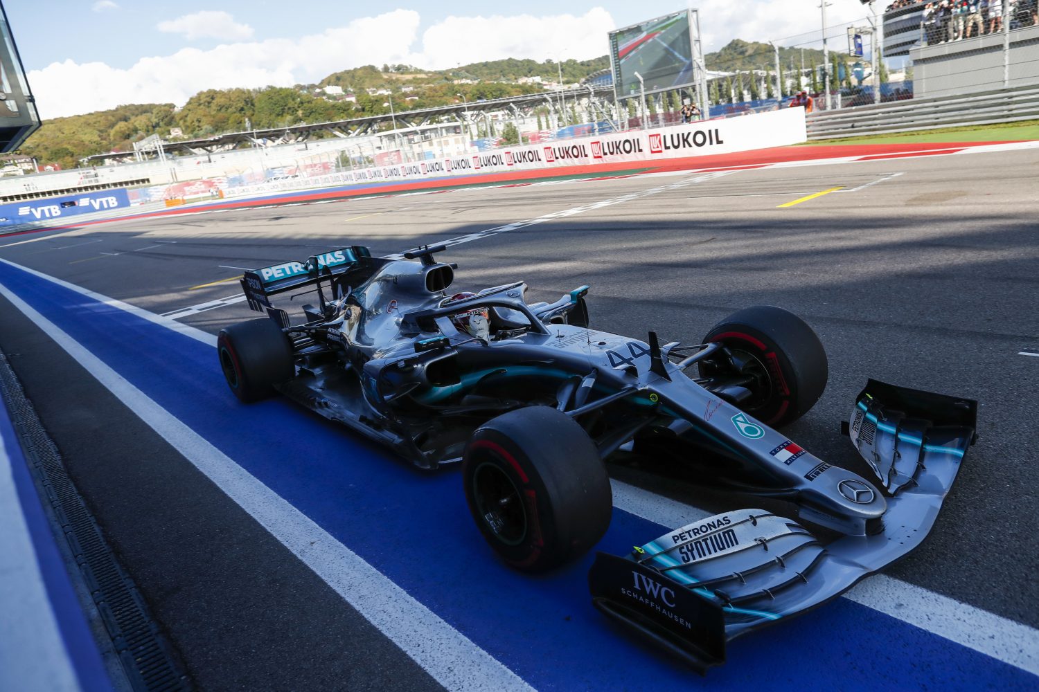 Hamilton wint in Rusland na drama bij Ferrari