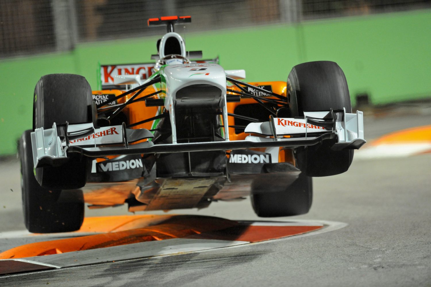 Door de lens van Peter: Adrian Sutil ‘airborne’ door de Singapore Sling