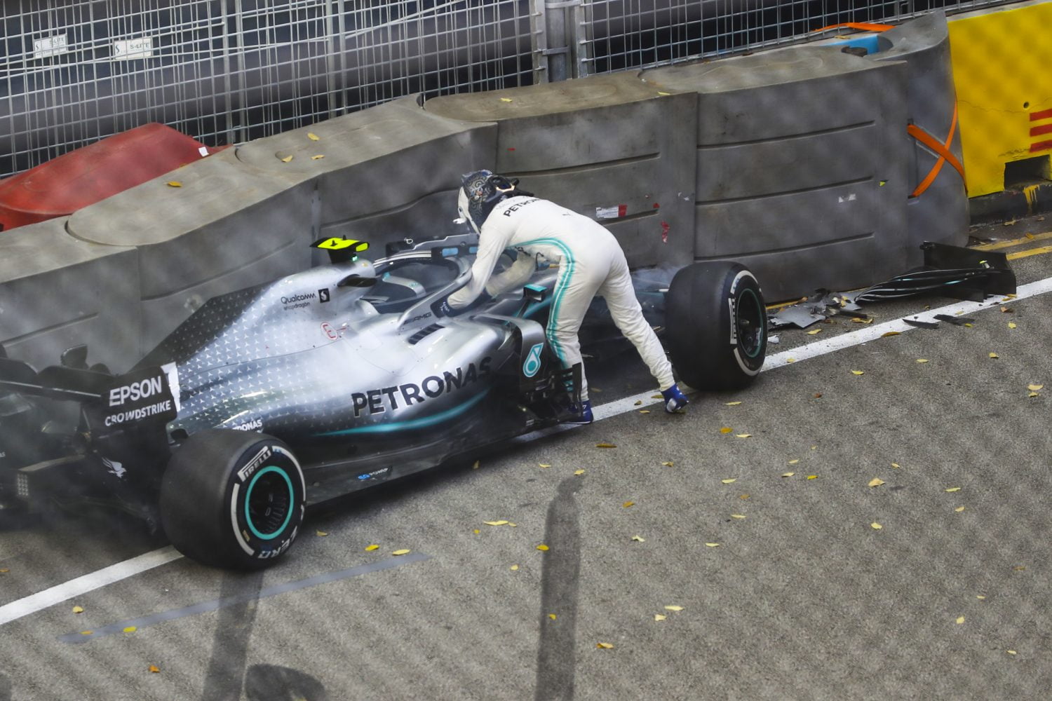 6.Bottas Oostenrijk: Voorvleugel (120.000), Bargeboards (60.000), Voorwielophanging (2x 70.000), Duitsland: Voorvleugel (120.000), Bargeboards (60.000), Voorwielophanging (70.000), Sidepods (30.000) Hongarije: Voorvleugel (120.000) Singapore: Voorvleugel (120.000), Bargeboards (60.000), Voorwielophanging (70.000), Sidepod (30.000), Achterwielophanging (110.000), Wagenbodem (140.000) Mexico: Voorvleugel (120.000), Bargeboards (60.000), Voorwielophanging (70.000), Sidepods (30.000), Achterwielophanging (110.000), Achtervleugel (90.000), Wagenbodem (140.000) Abu Dhabi: Voorvleugel (120.000), Wagenbodem (140.000) Eindstand: €`2.130.000