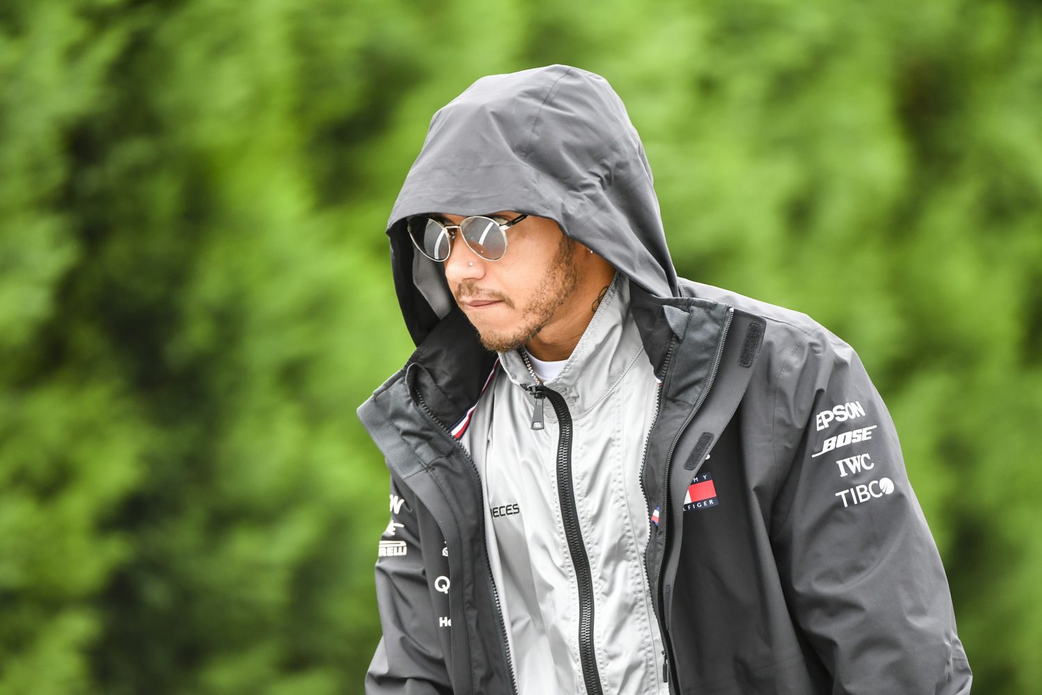 Hamilton: ‘Beter voor de fans als we meer banden hebben’