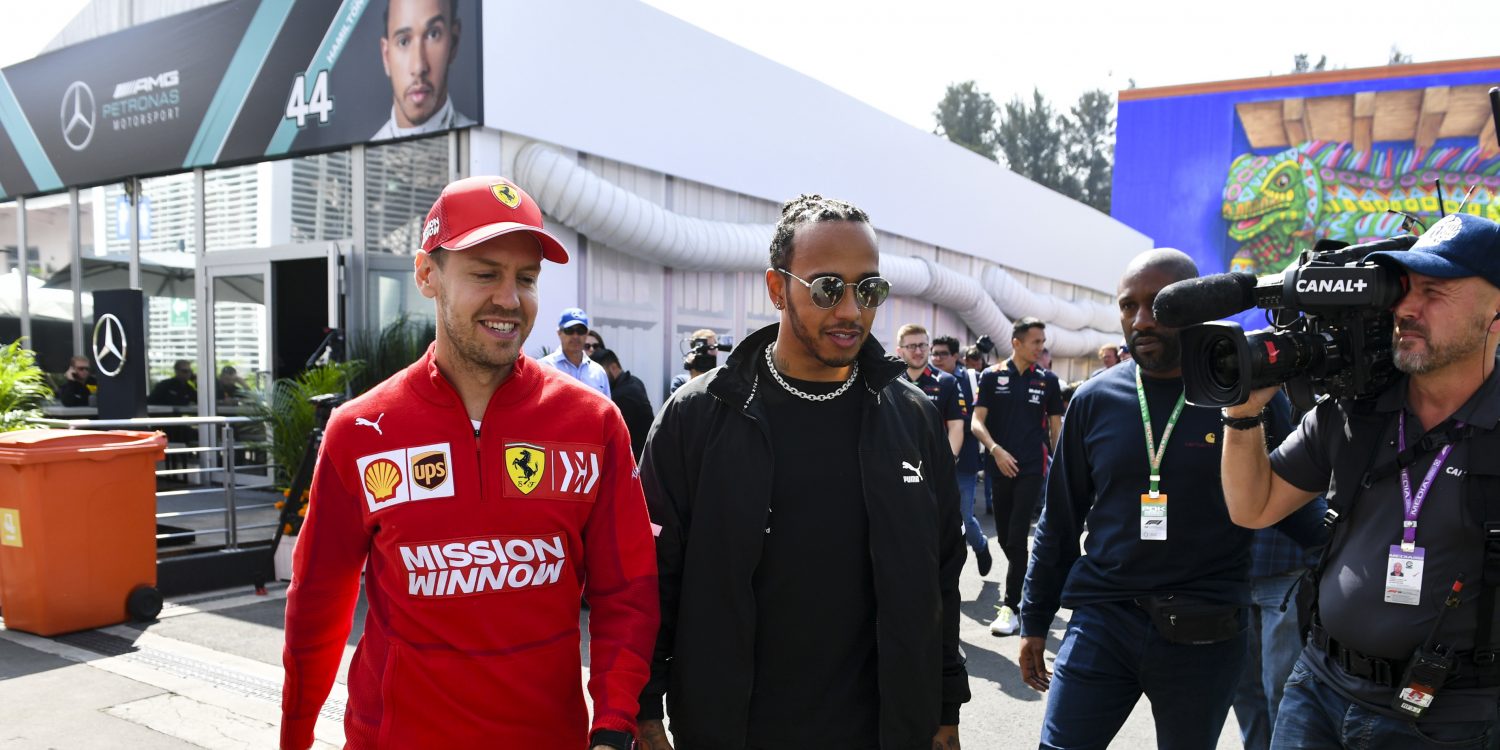Hamilton drukt Ferrari in favorietenrol, Vettel dekt zich in: ‘Voordelen wegen hier minder zwaar’