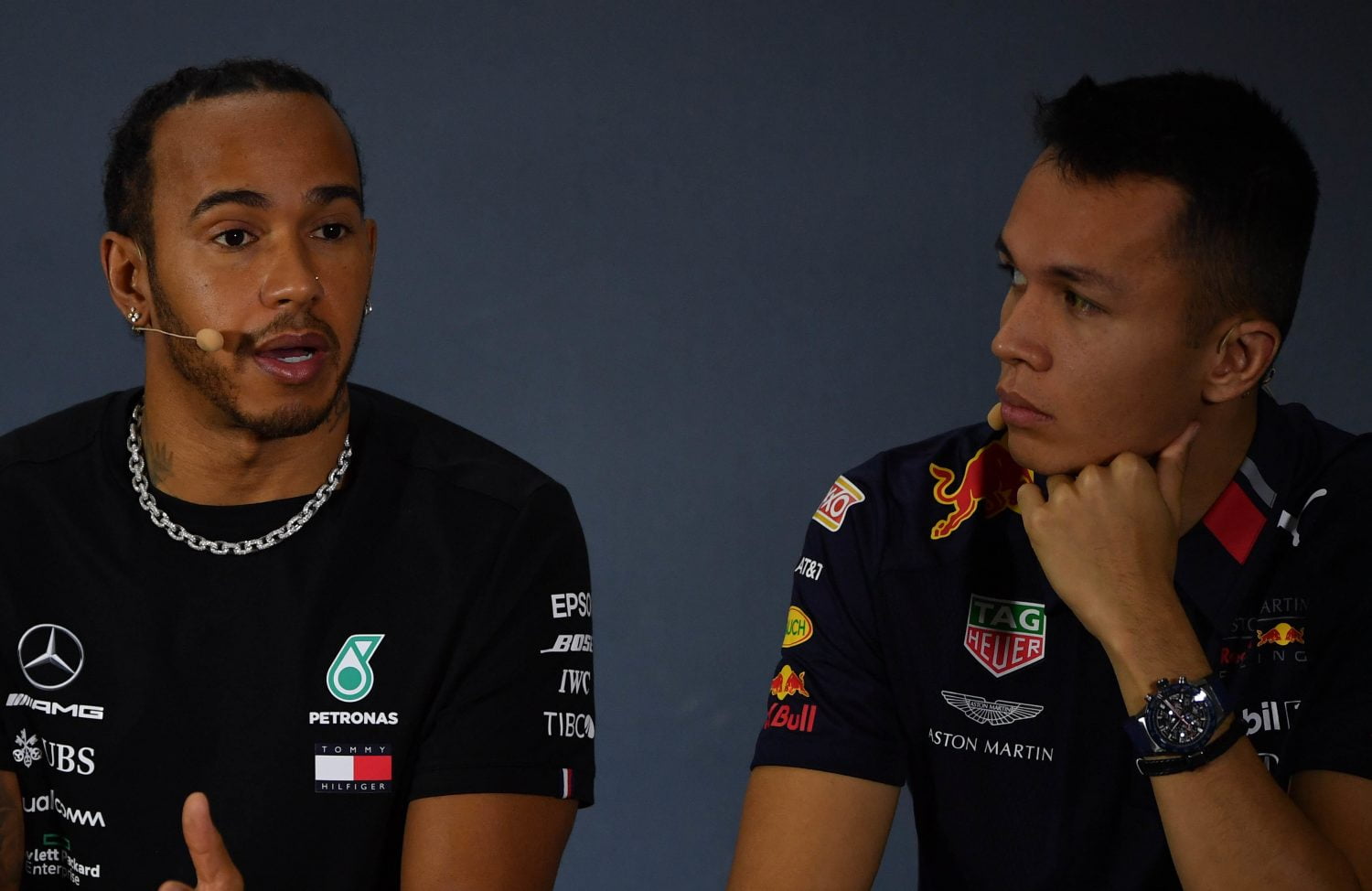 Hamilton: ‘Albon wacht een mooie toekomst, Red Bull moet achter hem blijven staan’