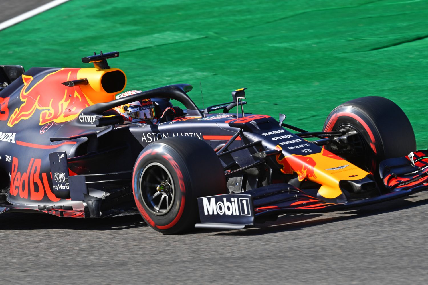 Door de lens van Peter: inzoomfoto’s van Verstappens beschadigde auto na tik Leclerc
