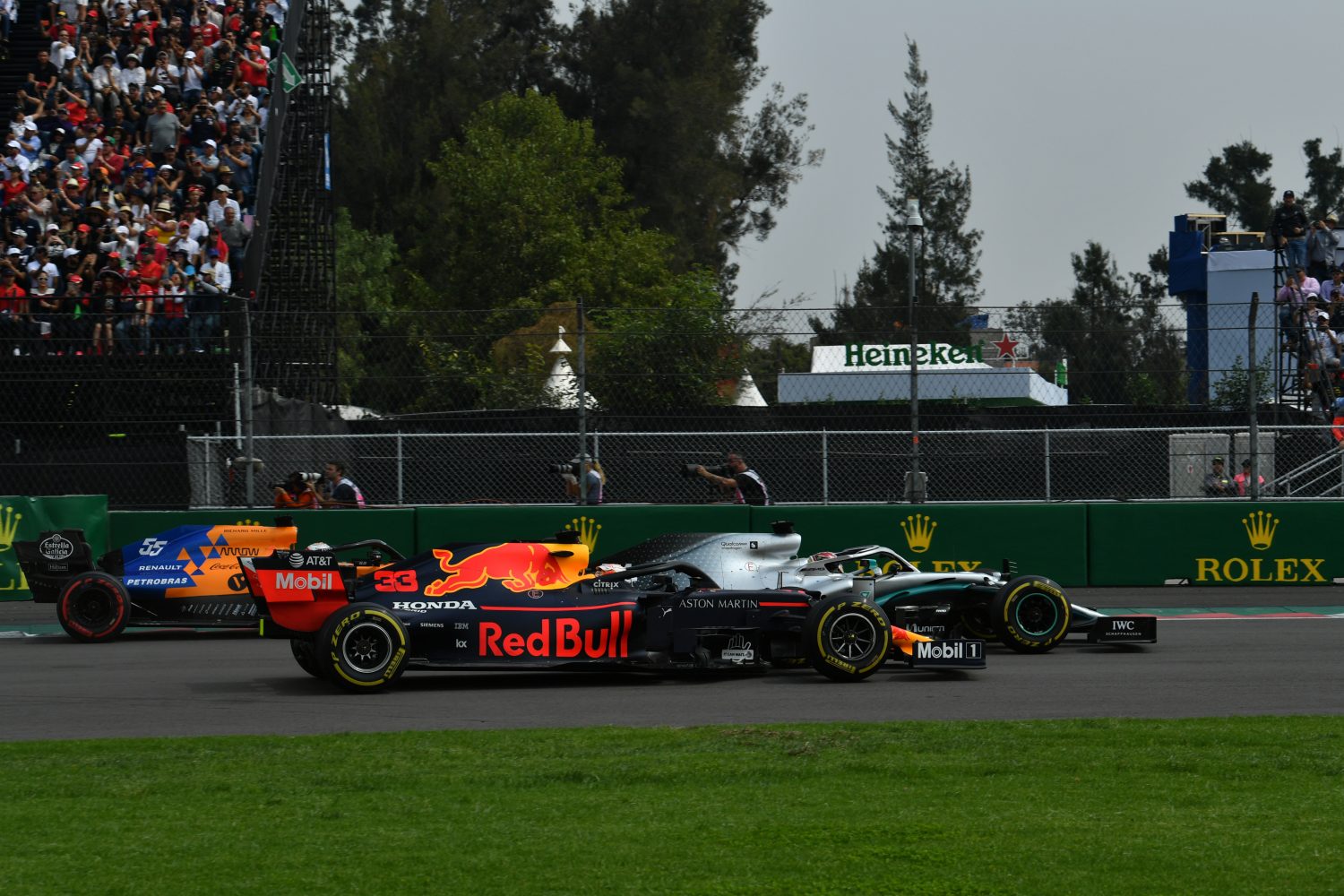 Hamilton verwachtte torpedo-actie van Verstappen: ‘Laat altijd wat meer ruimte bij hem’