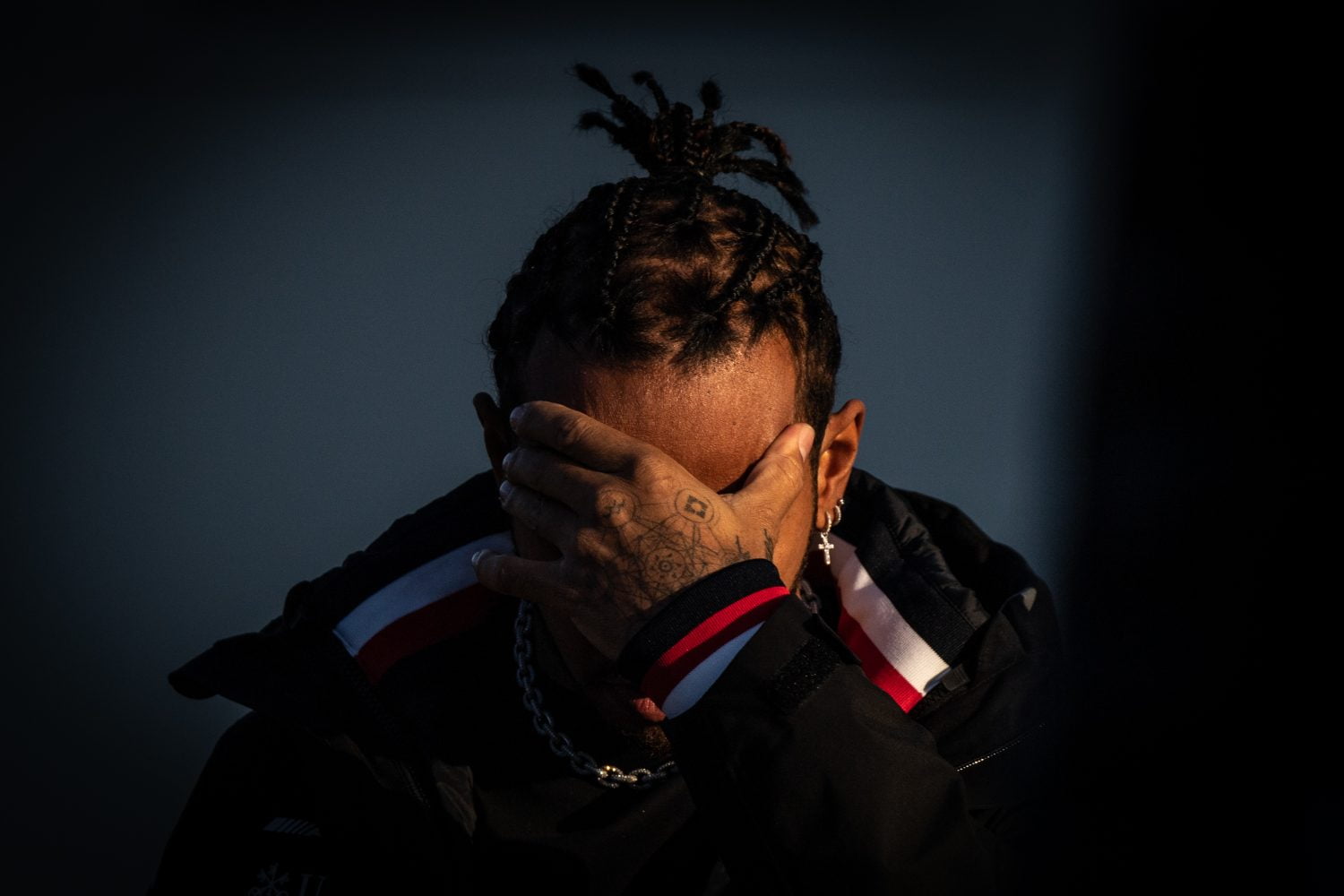 Hamilton: ‘Ik moest bijkomen van enorme hoofdpijn dankzij hobbels’
