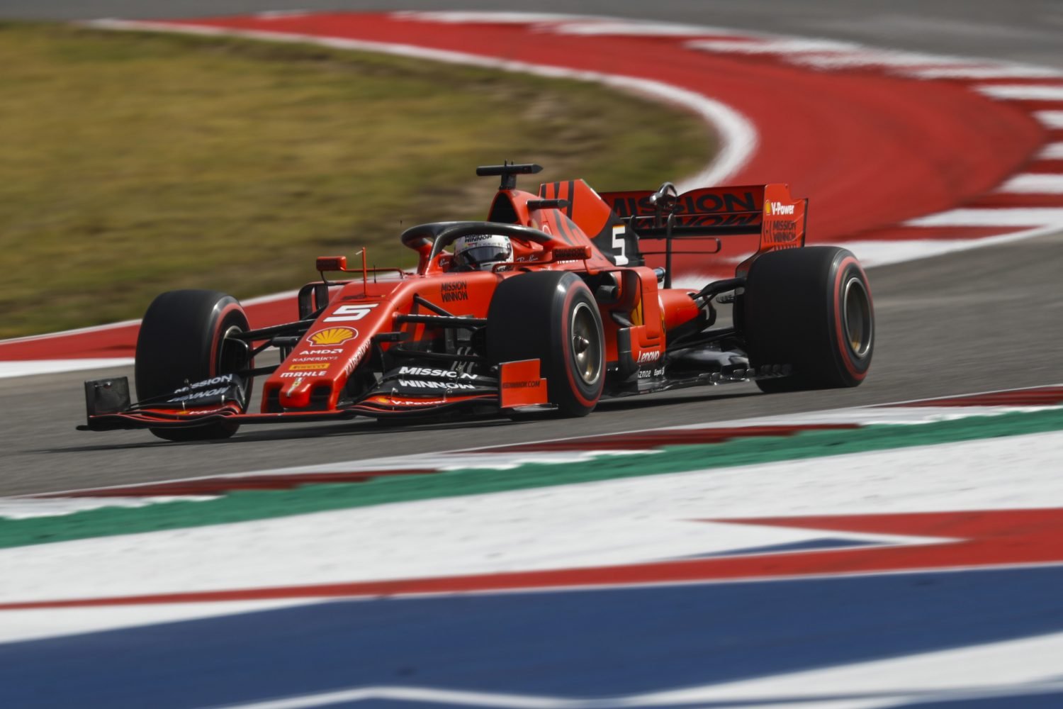 Strijdlustige Vettel grapt: ‘Vanaf de tweede startplek lijkt bocht één dichterbij’