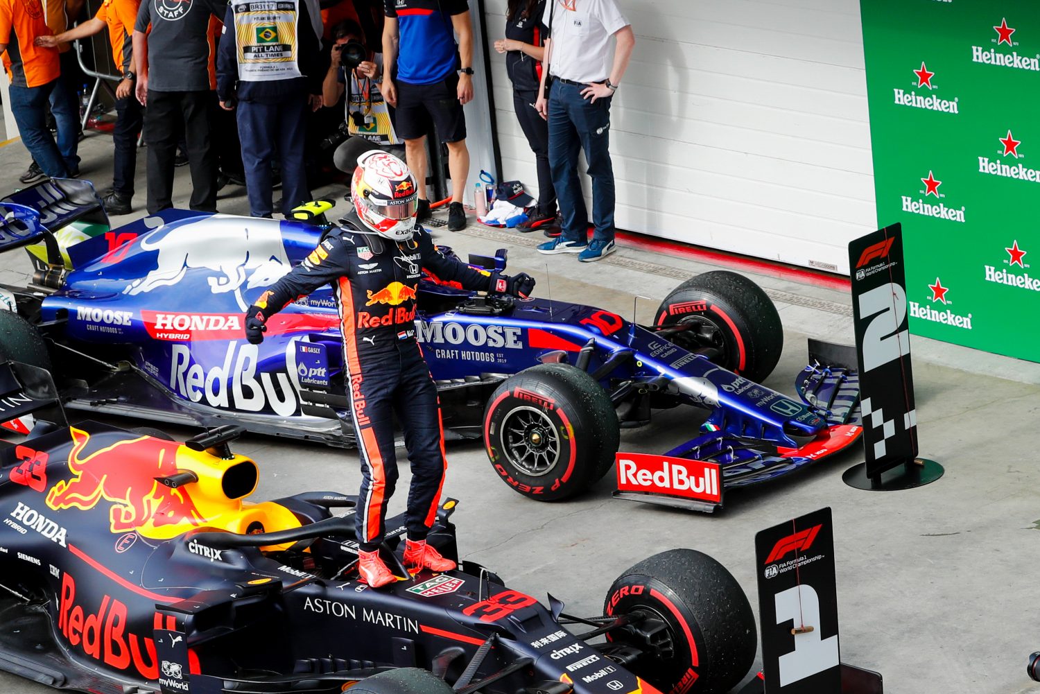 Verstappen domineert knotsgekke Braziliaanse Grand Prix