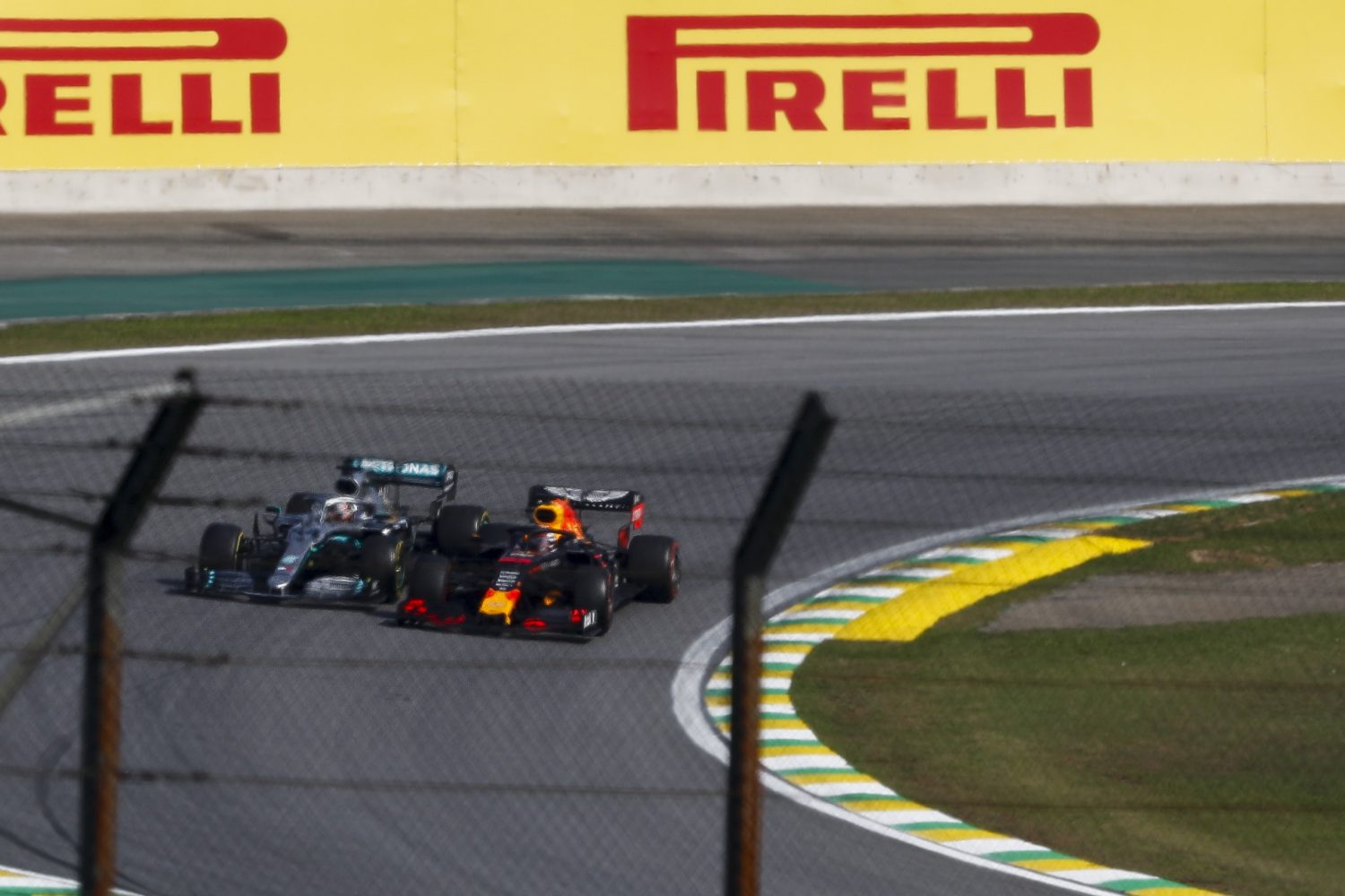Max Verstappen passeert Lewis Hamilton, in 2020 op herhaling?
