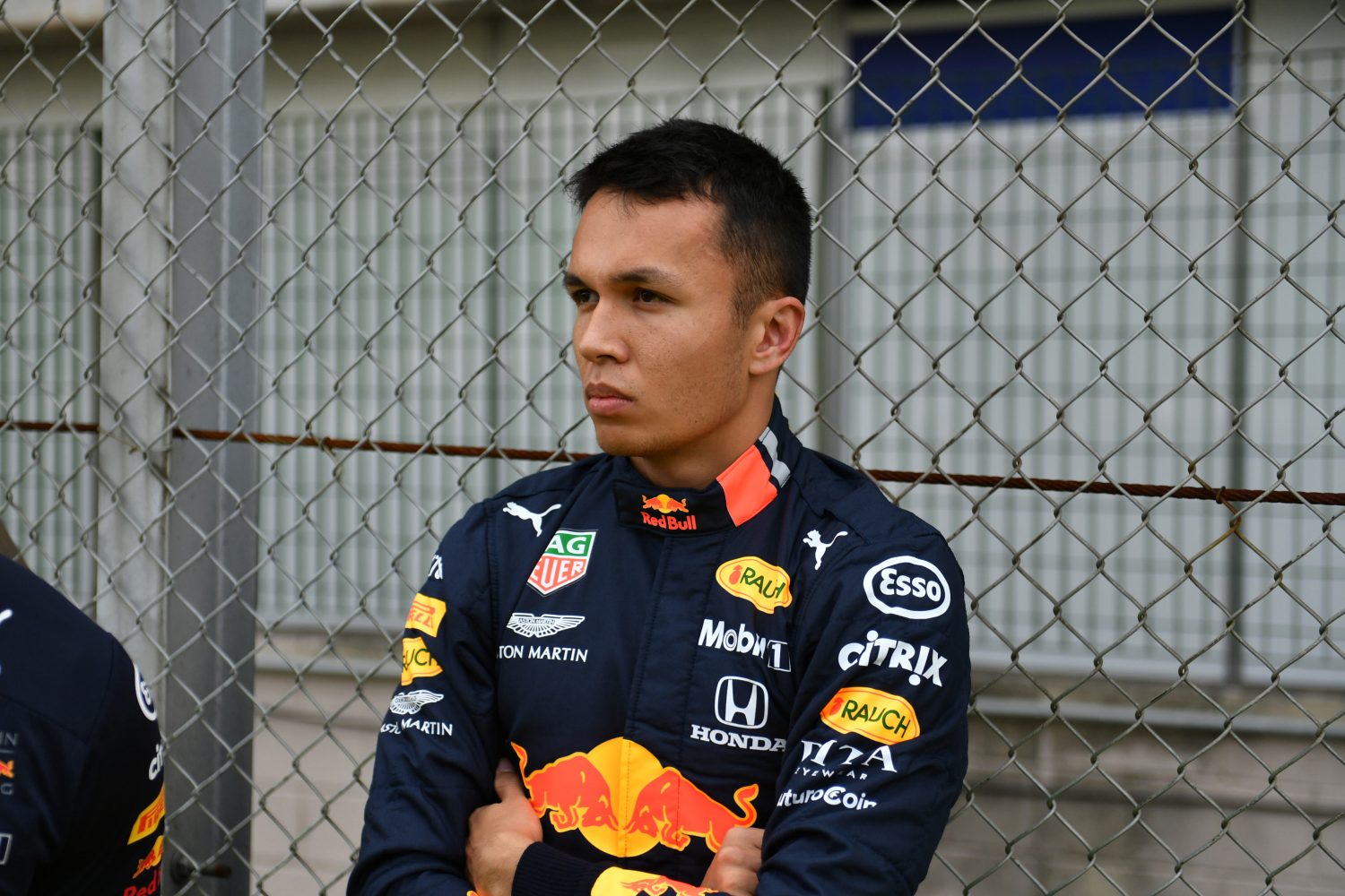 Albon ziet eerste podium door vingers glippen: ‘Het mocht niet zo zijn’