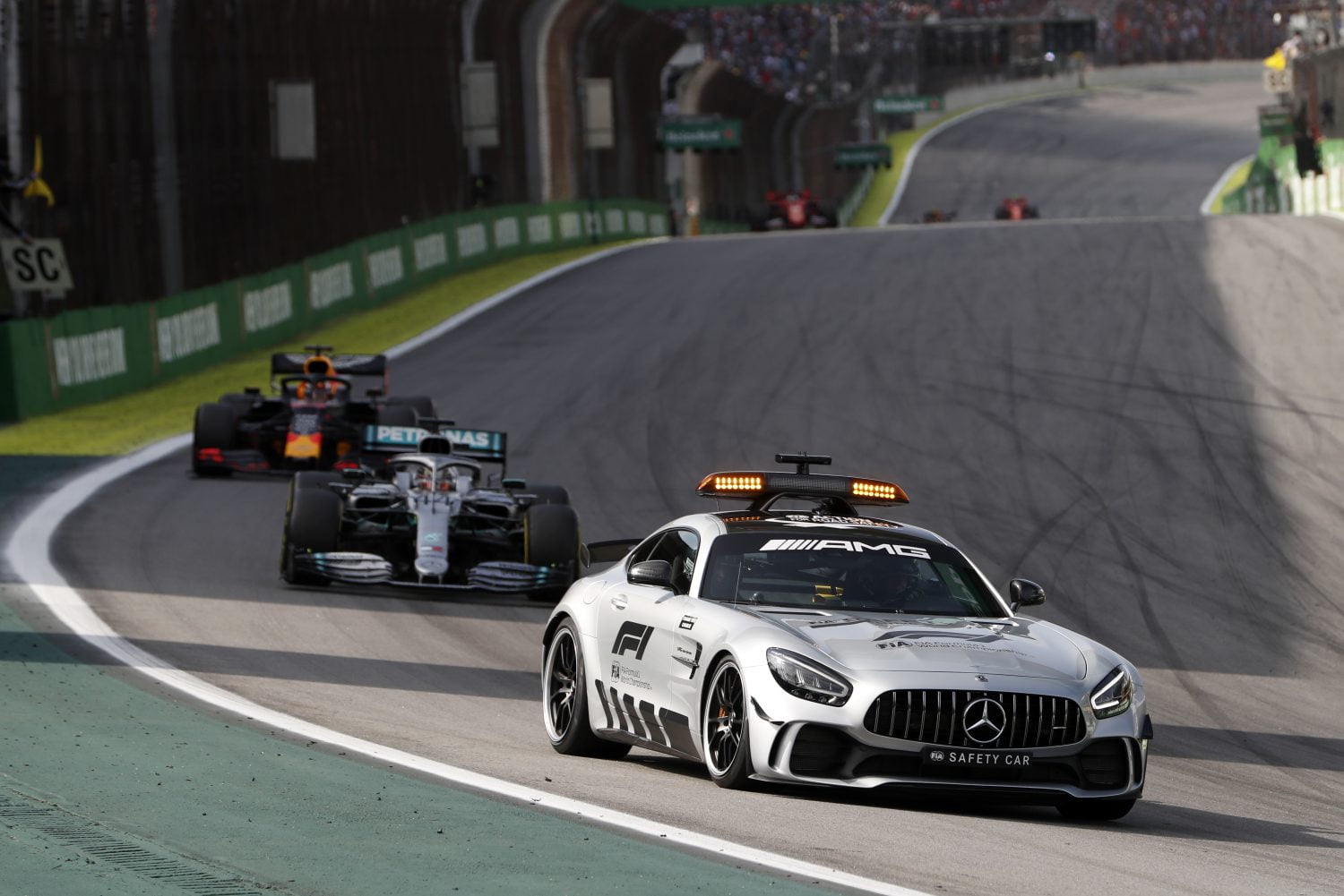 Masi: ‘Safetycar na uitvalbeurt Bottas omdat auto vast kwam te zitten op hobbel’