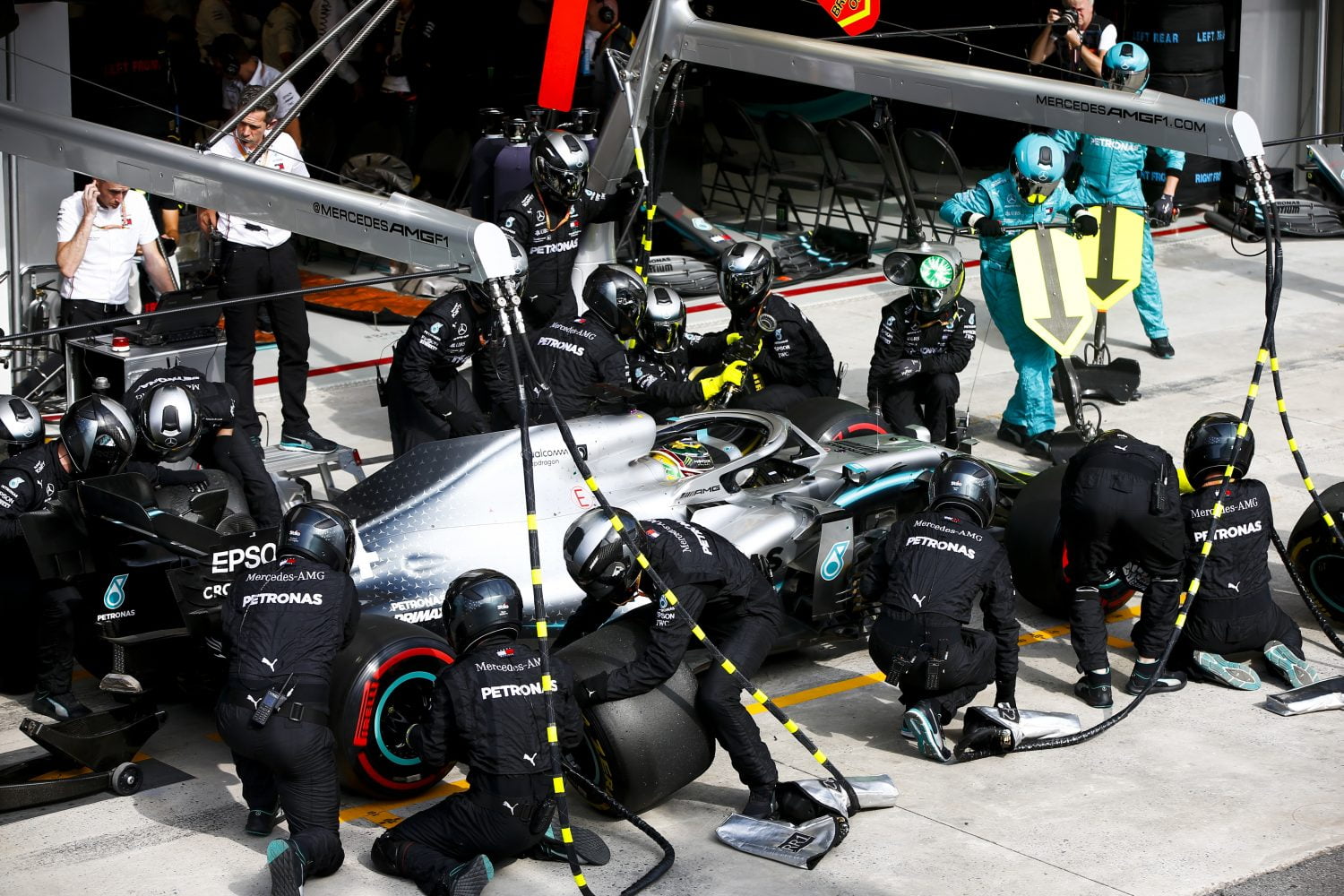 Mercedes: ‘Aanbieden van late pitstop aan Hamilton was gewoon dom’