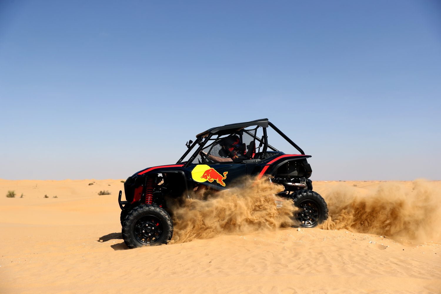 In beeld: Verstappen en Albon scheuren door de duinen van Abu Dhabi