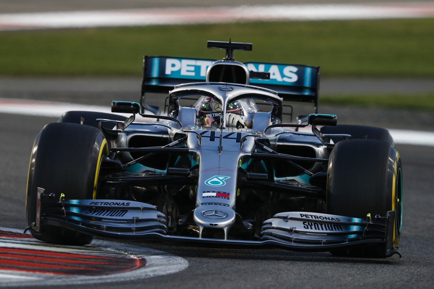 Hamilton sluit 2019 af in stijl met dominante overwinning