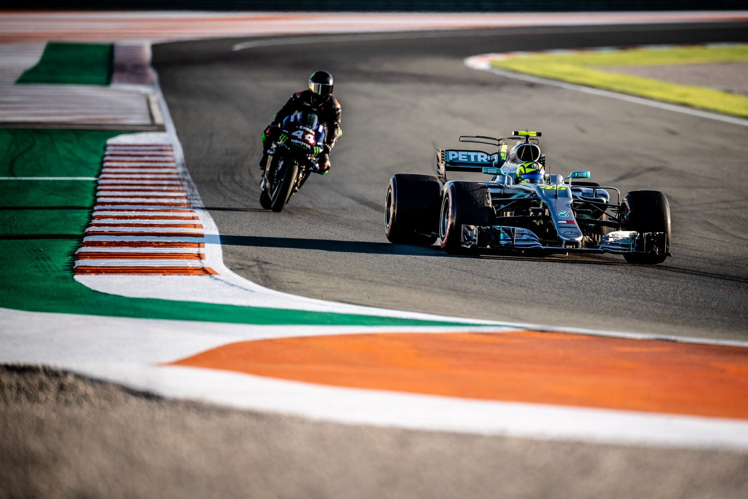 Hamilton op de Yamaha-motor en Rossi in de Mercedes-F1