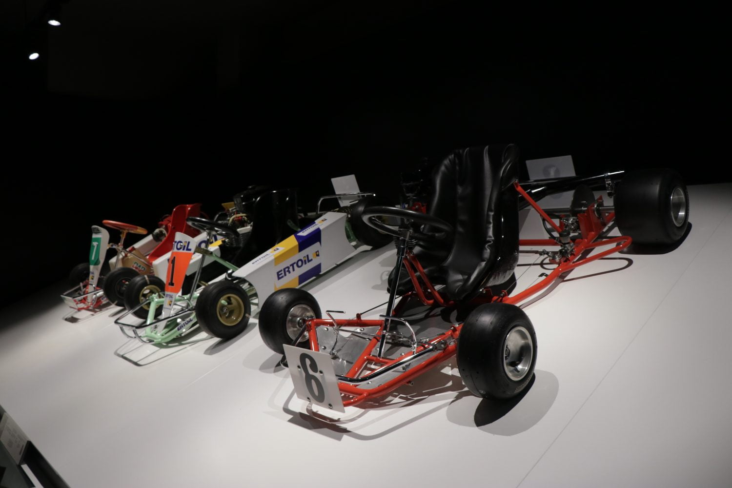 Bij een kijkje in de collectie zie je zelfs de karts waarmee Fernando Alonso zijn autosportcarrière begon.