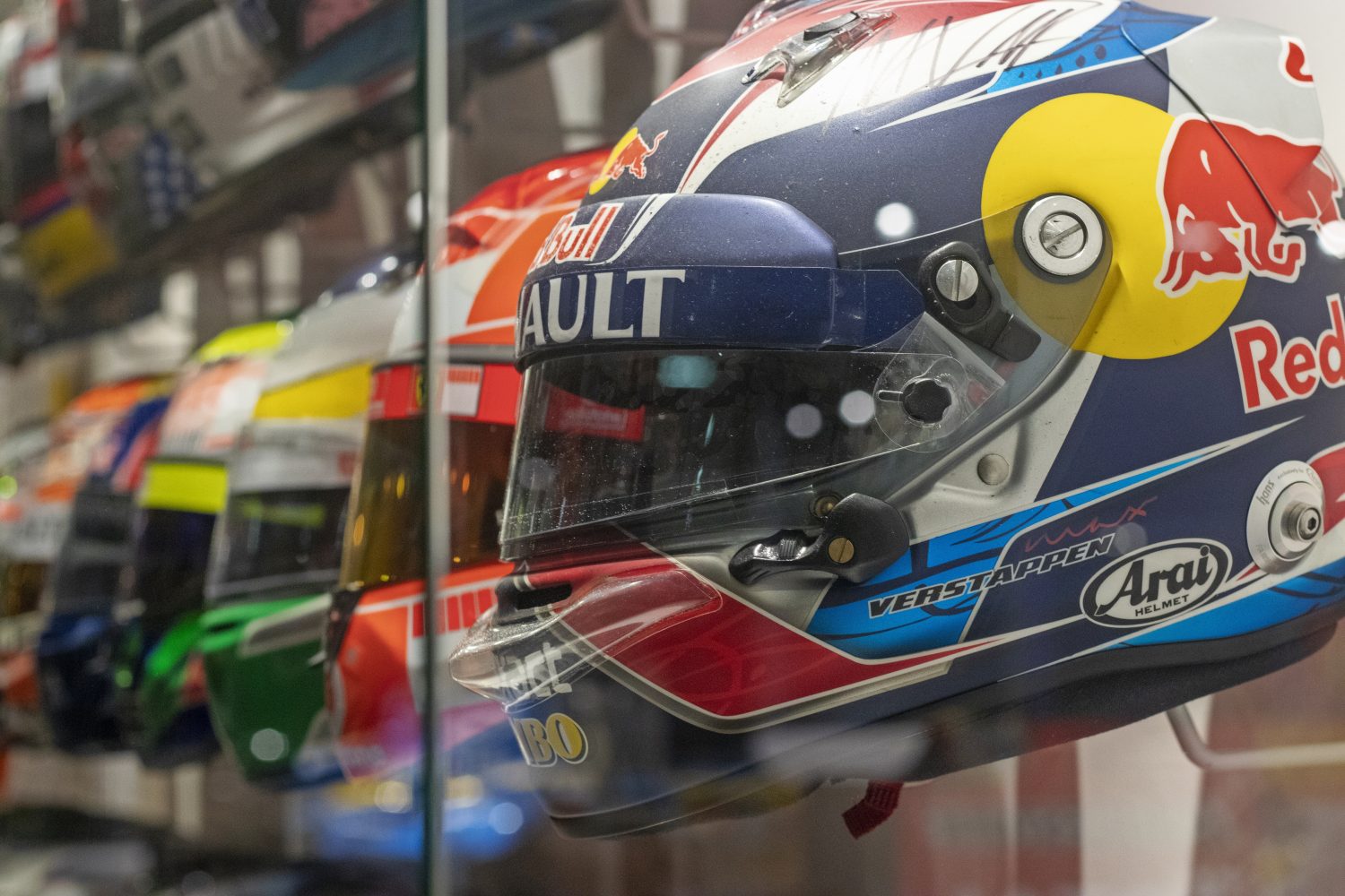 Ook de helm van Max Verstappen is terug te vinden in de collectie van Fernando Alonso.